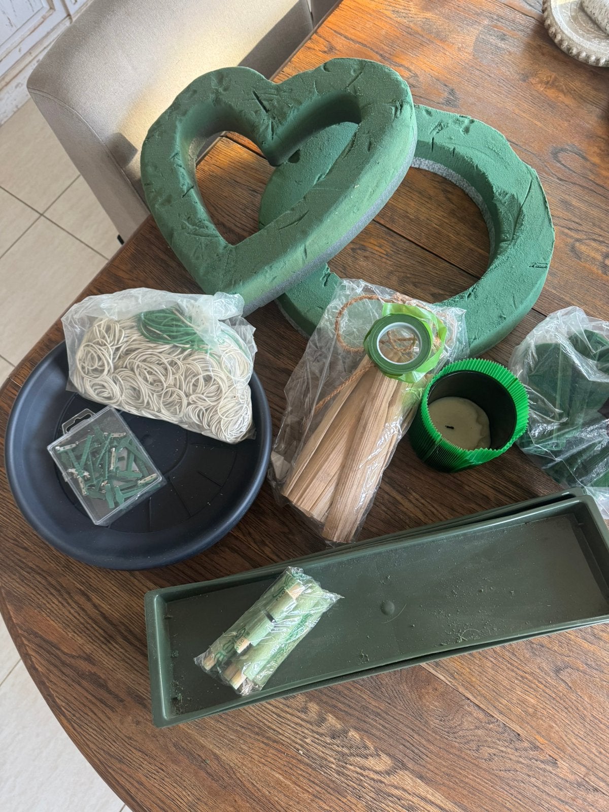 Couronnes et bacs Oasis et divers matériaux pour fleuristes., Enlèvement ou Envoi, Neuf