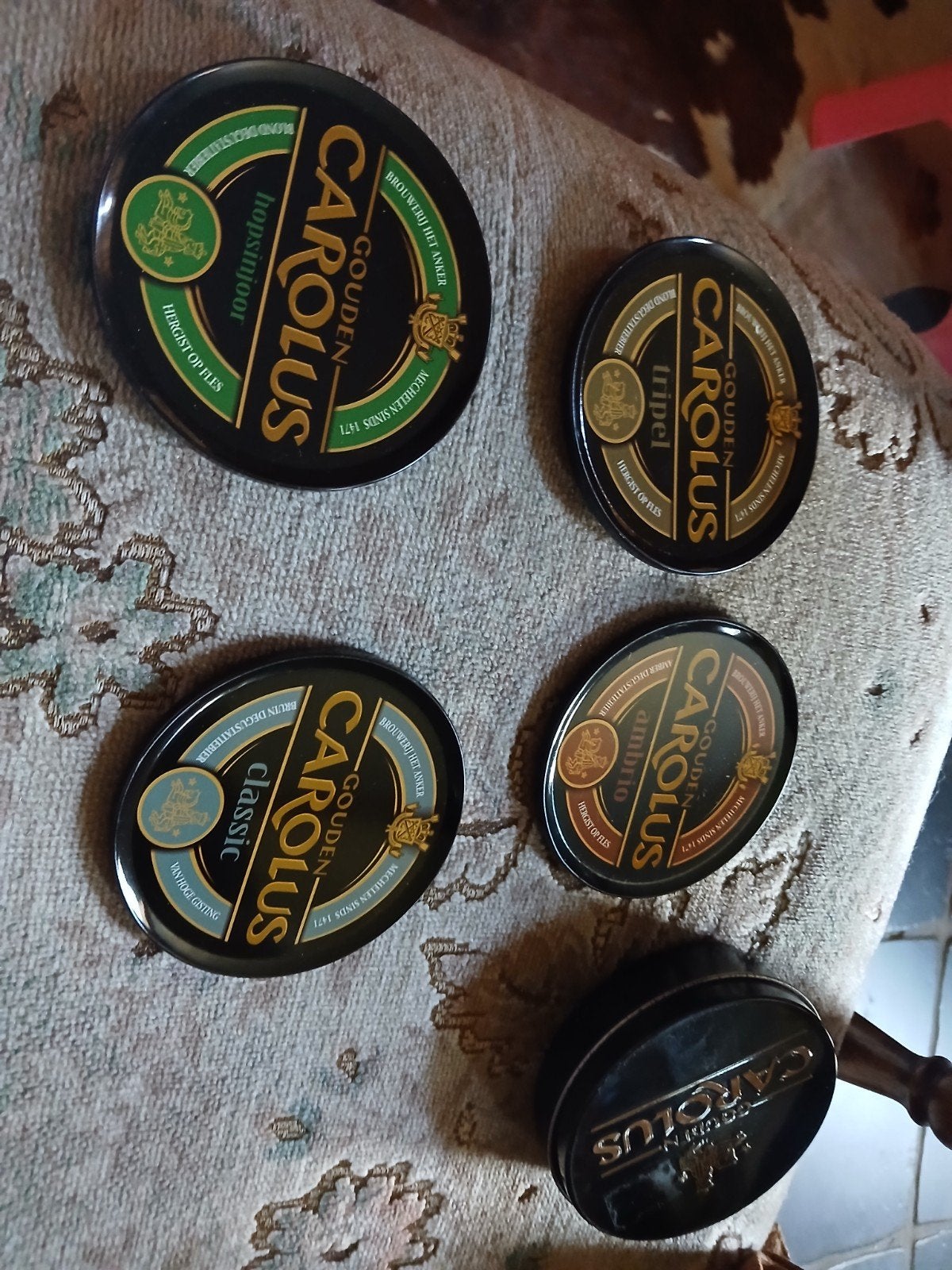 4 onderleggers van carolus, Ophalen
