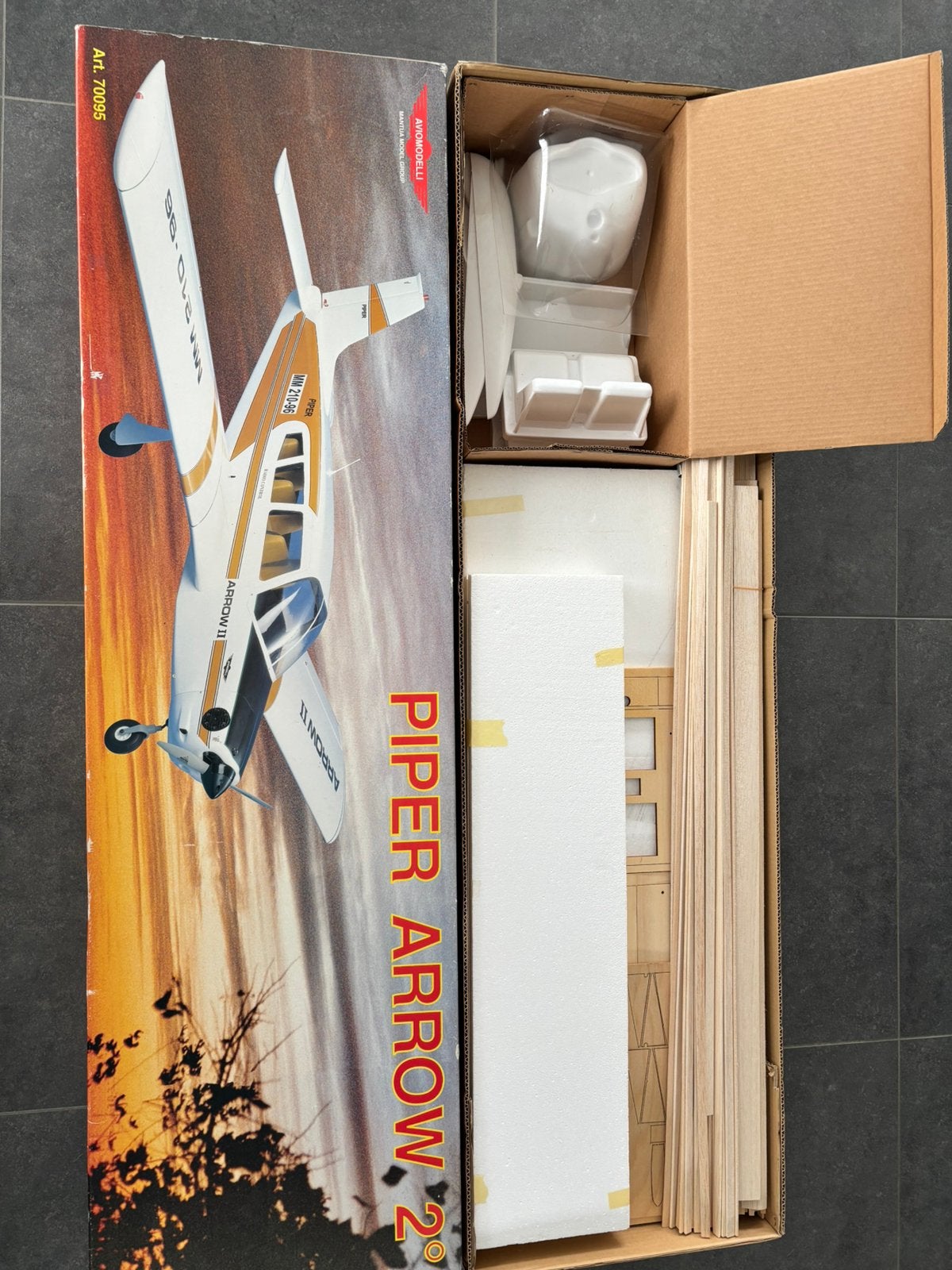 Piper Arrow 2 ( lees omschrijving), Hobby en Vrije tijd, Modelbouw | Radiografisch | Vliegtuigen, Ophalen, Zo goed als nieuw