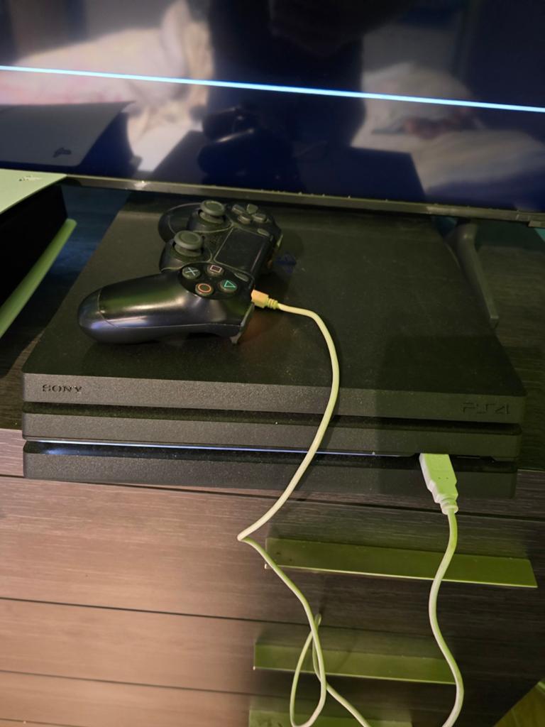 PS4 pro met 1Tb, controller en alle kabels, Ophalen, Pro