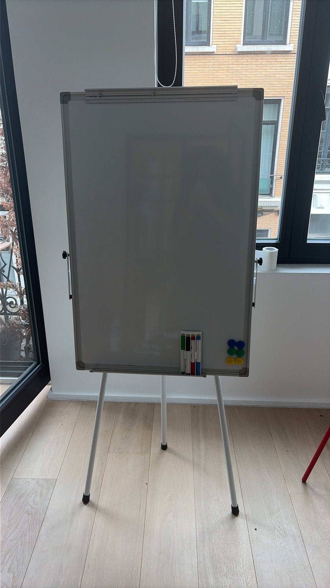 Tableau blanc avec stylos, Enlèvement, Comme neuf, Tableau blanc