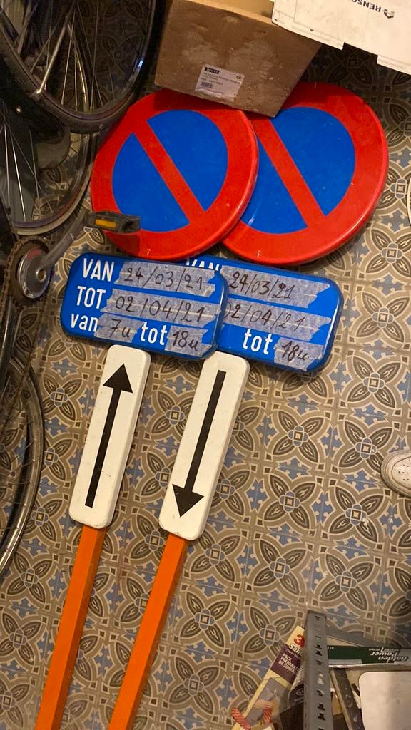 Set parkeerborden perfecte staat, E3 met voetstukken, Doe-het-zelf en Bouw, Ophalen, Zo goed als nieuw