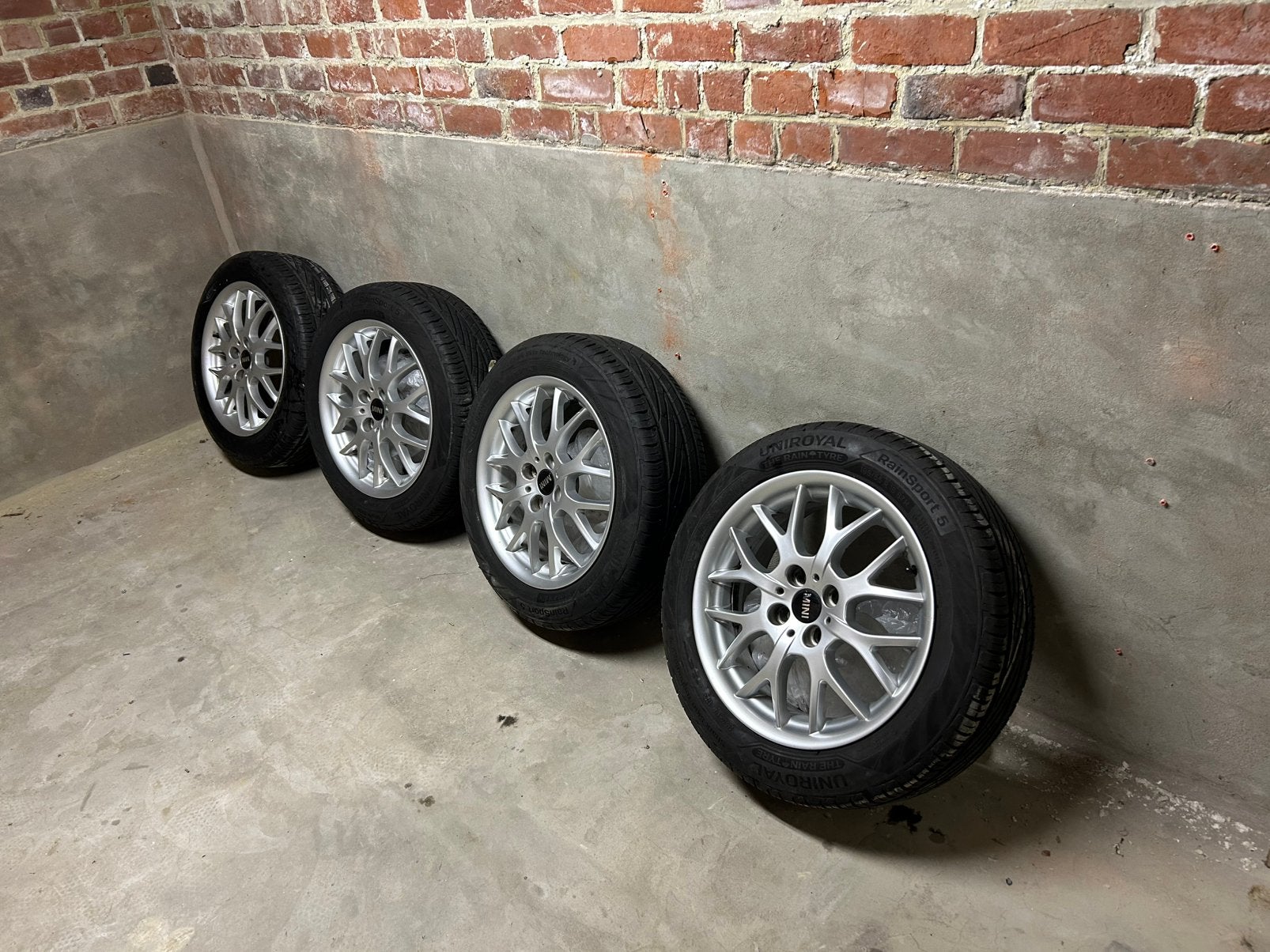 4 Jantes MINI R90 Cross 16" + pneux Uniroyal RainSport 5, Autos : Pièces & Accessoires, Pneus & Jantes, Enlèvement, 16 pouces