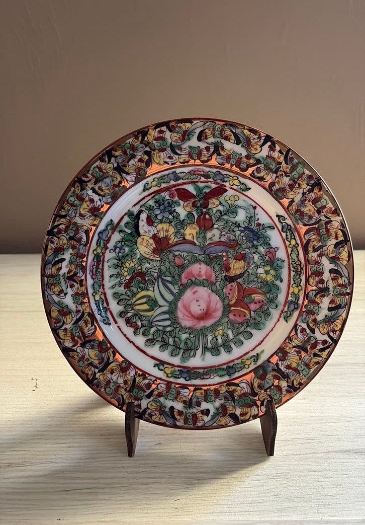 Belle assiette chinoise Famille Rose — « Mille papillons », Antiquités & Art, Enlèvement ou Envoi