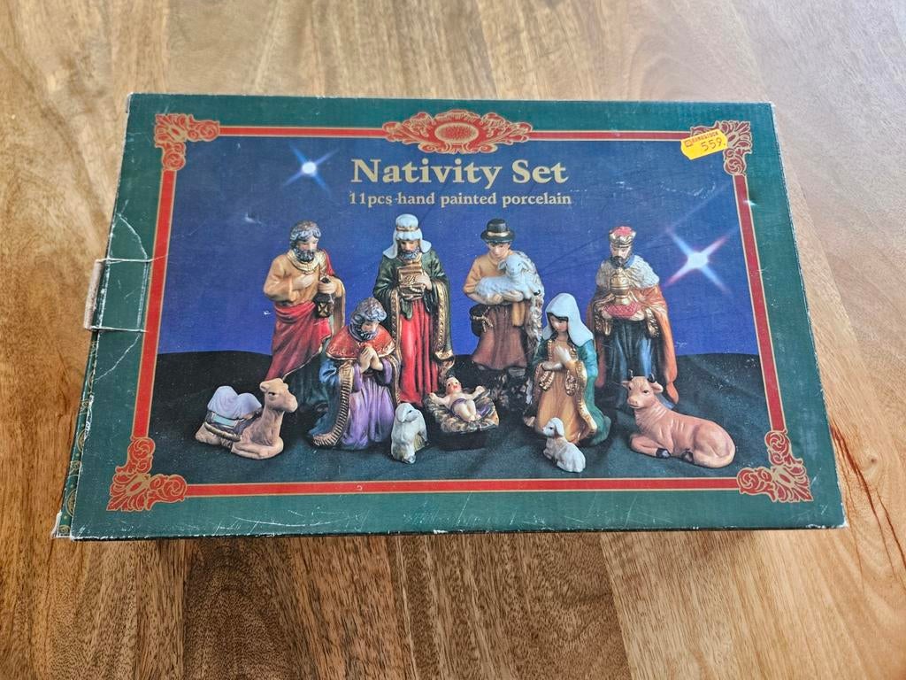Vintage kerstfiguren in handgeschilderde porselein, Ophalen, Zo goed als nieuw, Beeldje of Poppetje