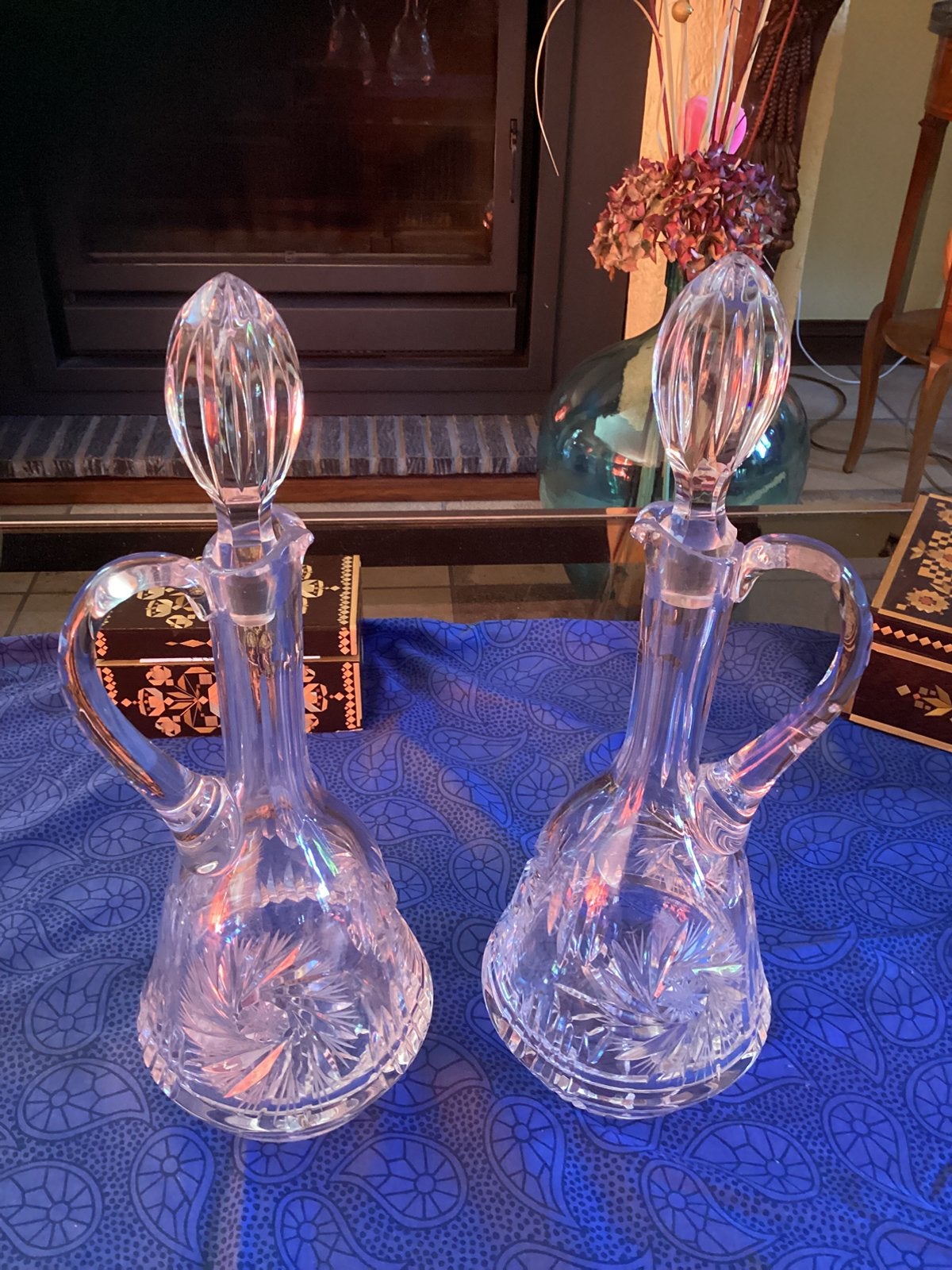Paire de carafes en cristal taillé., Enlèvement