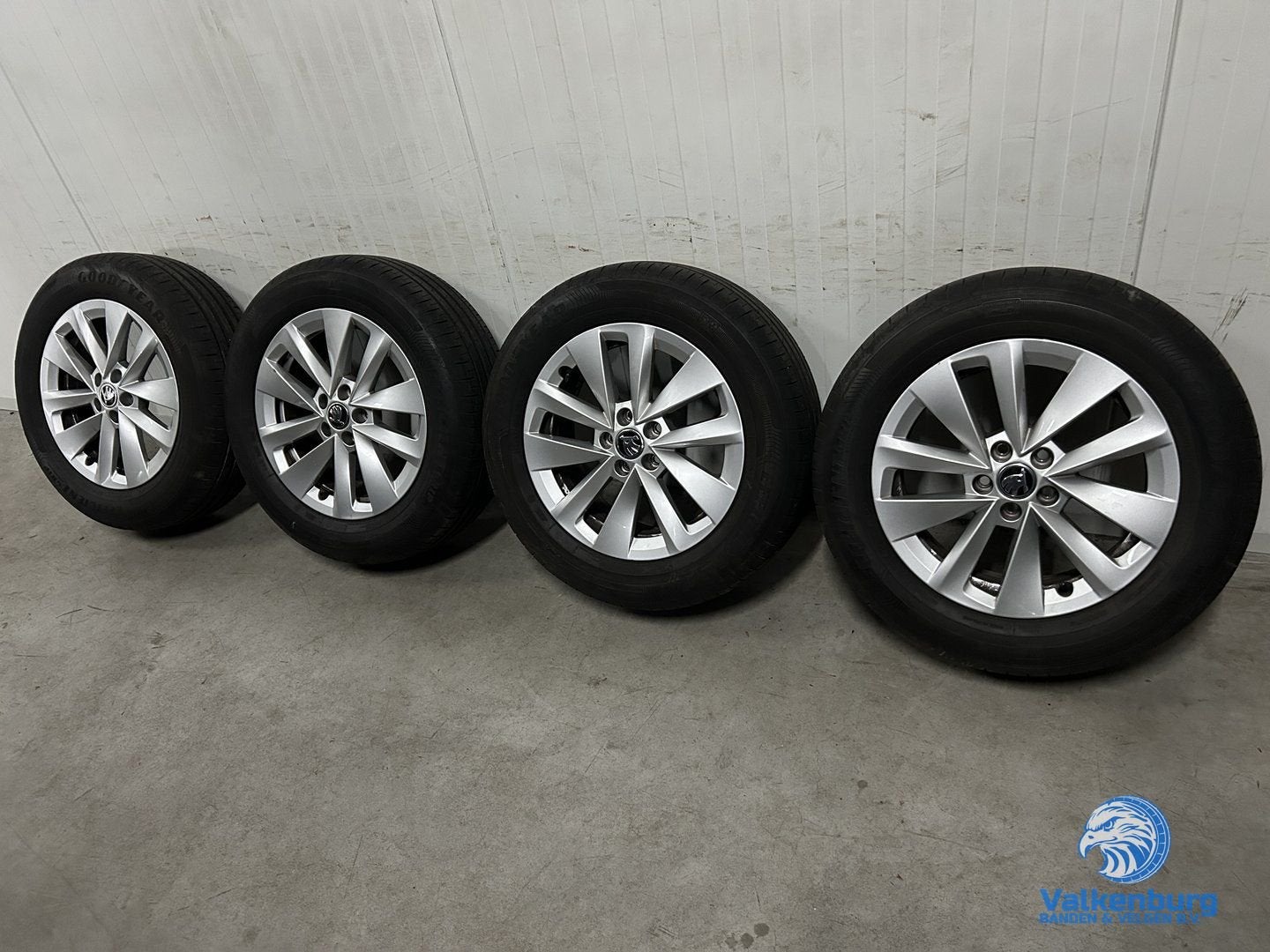 6-7mm! Originele Skoda Scala 16 velgen 5x100 zomerbanden 205, Autos : Pièces & Accessoires, Pneus & Jantes, Pneus et Jantes, 16 pouces