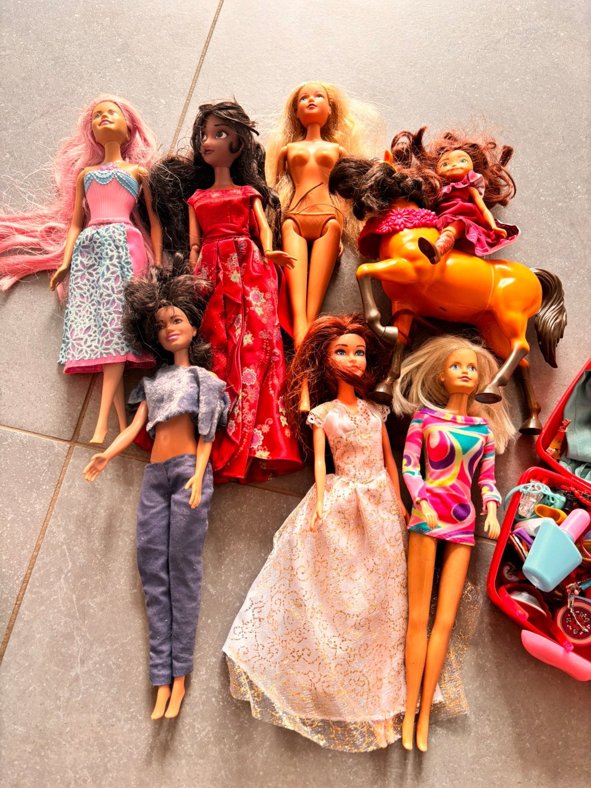 Lot de 7 barbies et accessoires, Enlèvement, Comme neuf