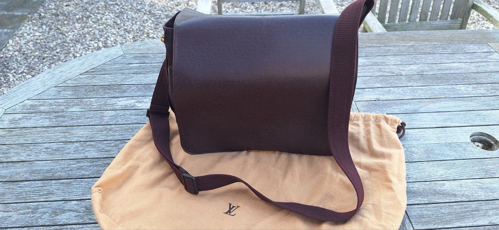 Louis Vuitton Viktor taïga M30144 tas in zeer goede staat, Bijoux, Sacs & Beauté, Sacs | Sacs à bandoulière, Autres marques, Cuir
