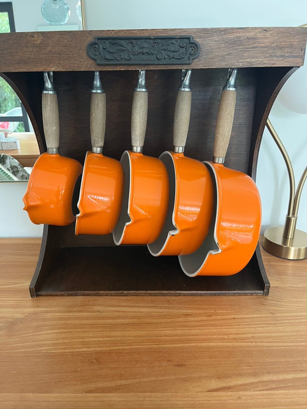LE CREUSET plank met poelons, Huis en Inrichting, Keuken | Potten en Pannen, Ophalen, Le Creuset, Zo goed als nieuw, Braadpan