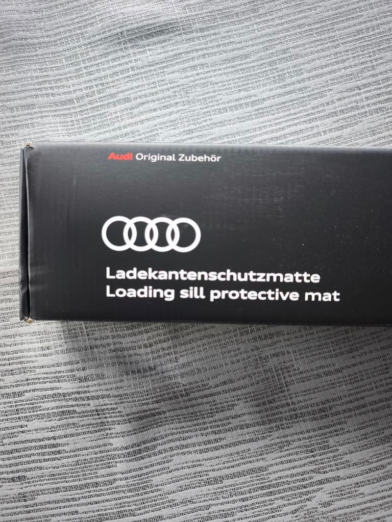 Protections de seuil de coffre d'origine Audi, Enlèvement