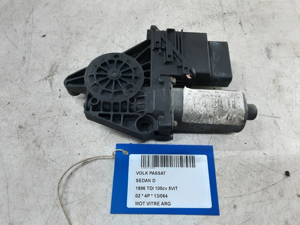 MOTEUR LEVE VITRE ELECTRIQUE ARRIÈRE GAUCHE Passat (3B3), Arrière, Volkswagen, Mevr. I. Hauben, Utilisé