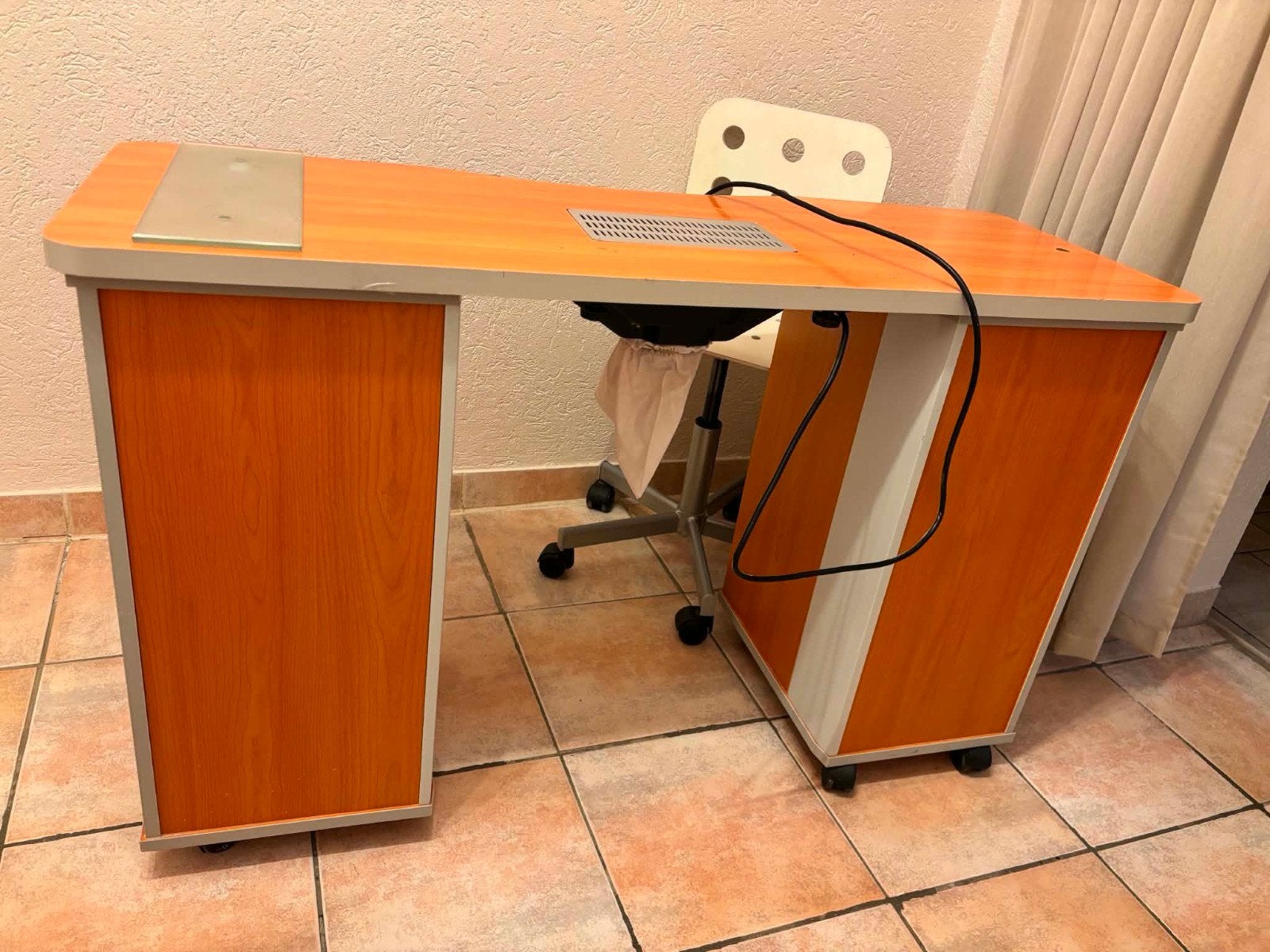 Compacte nageltafel met afzuiging en opbergruimte, Huis en Inrichting, Bureaus, Ophalen, Opbergruimte
