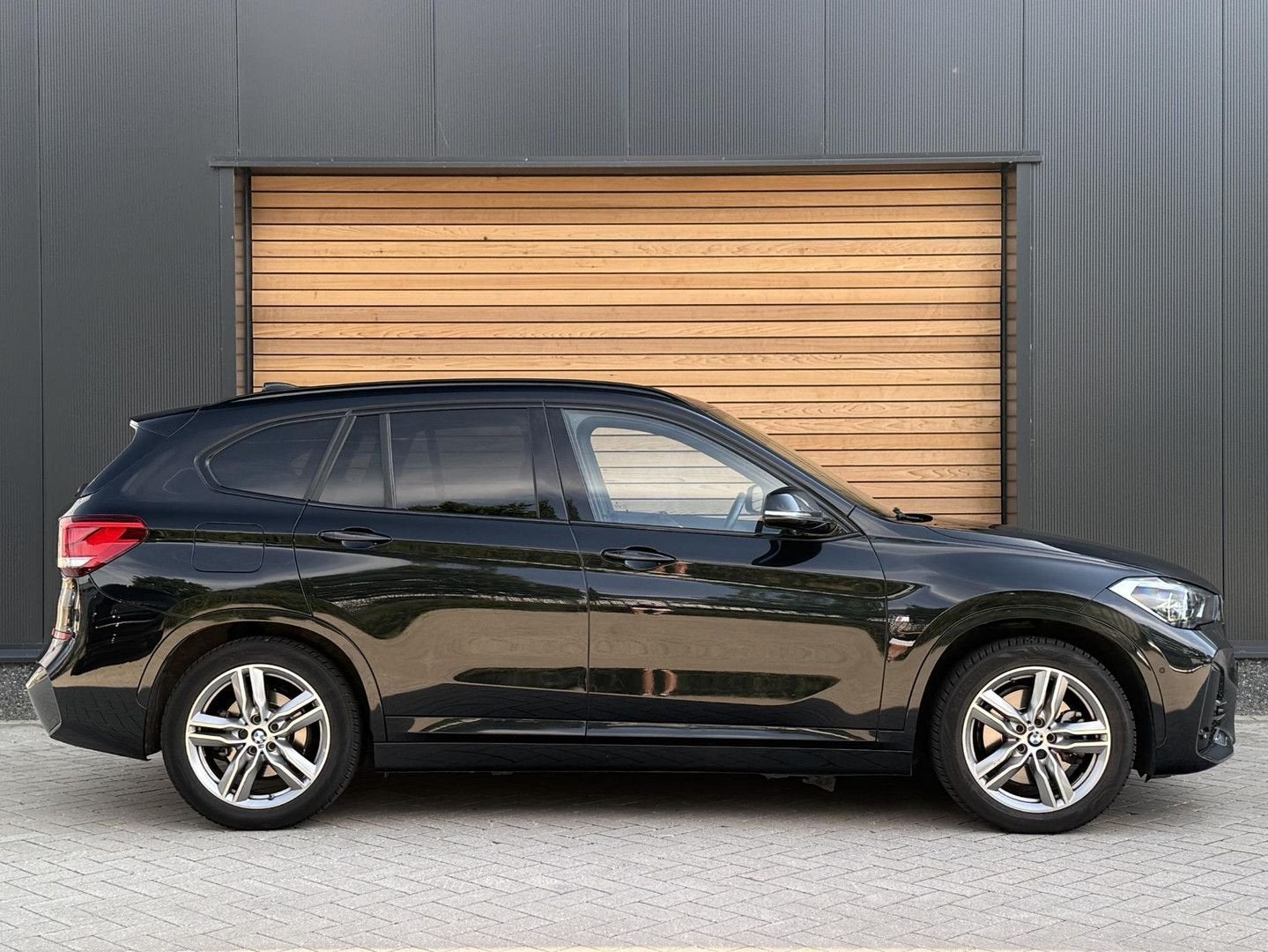 BMW X1 xDrive25e High Executive HEAD-UP|H&K|KEYLESS|TREKHAAK, Auto's, BMW, Zwart, Zwart, Bedrijf, 43 g/km