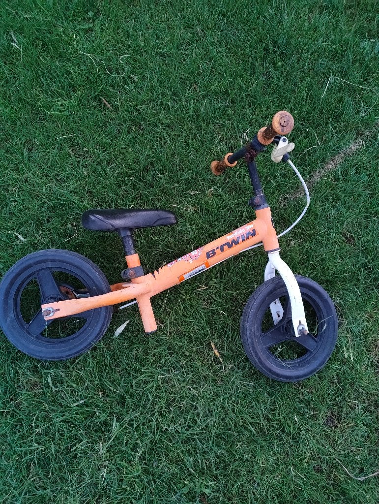 B twin runride 500 oranje, Kinderen en Baby's, Speelgoed | Buiten | Voertuigen en Loopfietsen, Ophalen, Gebruikt, Loopfiets