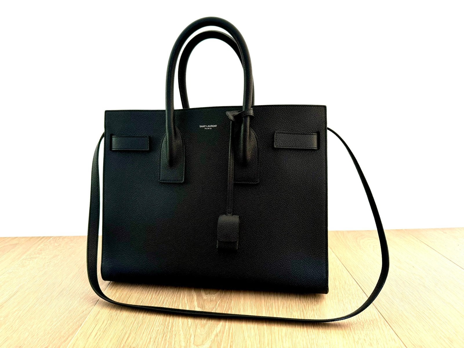 Saint Laurent ‘Sac de Jour’, Enlèvement ou Envoi, Comme neuf