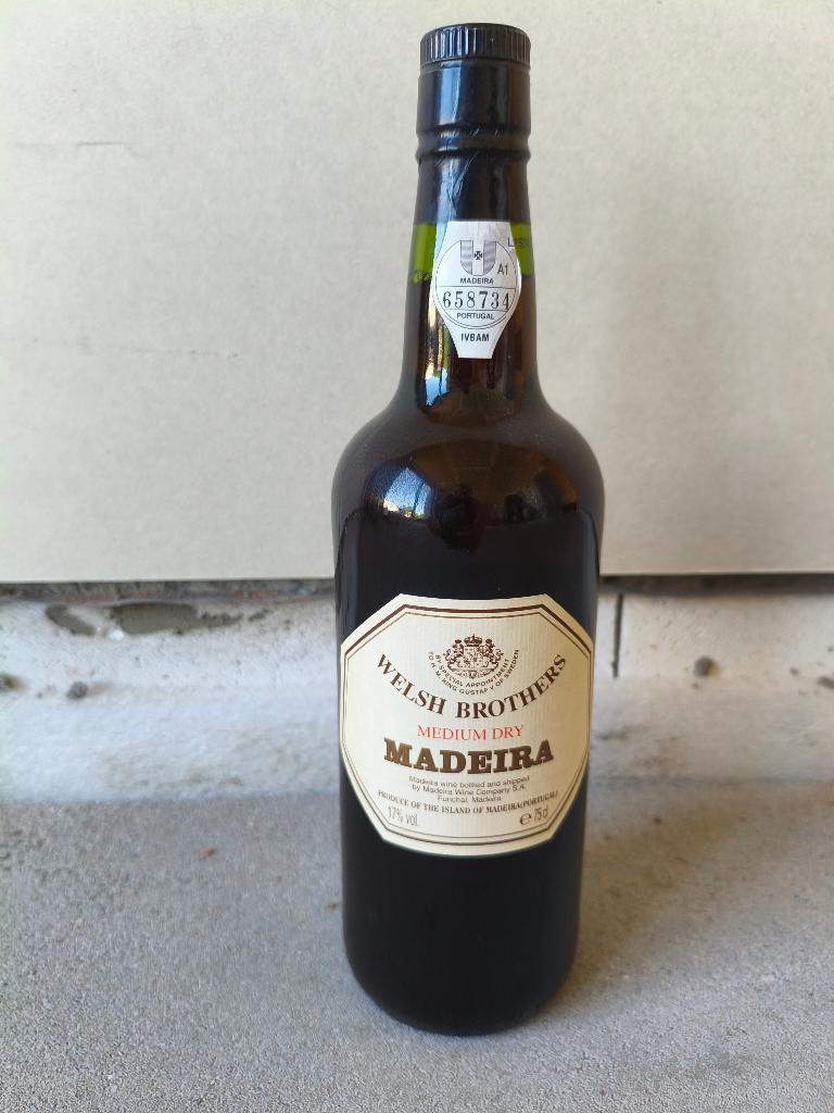 Welsh Brothers Madeira Medium dry wijn, Verzamelen, Wijnen, Ophalen