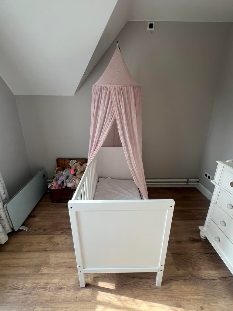 Kinderbed met hemel en toebehoren, Ophalen, Zo goed als nieuw