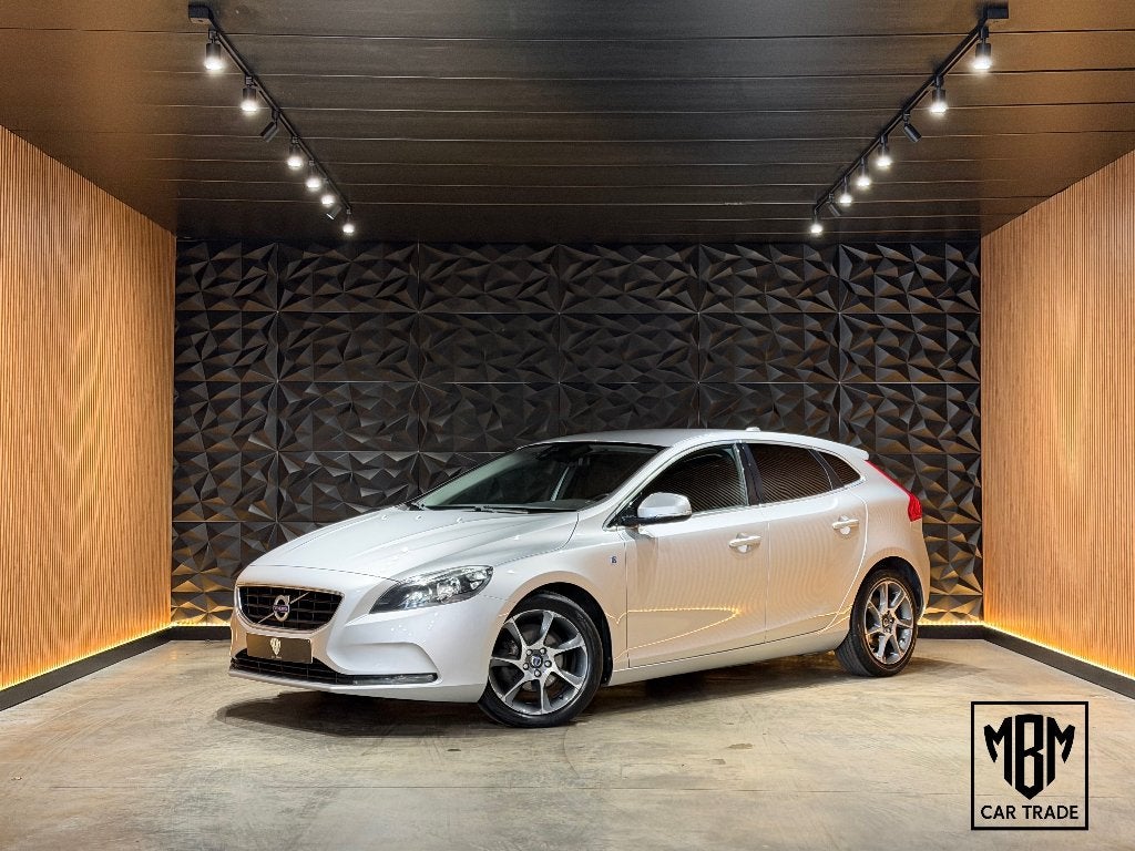 ✅ Volvo V40 1.6 D2 Ocean Race GARANTIE Navi Leder Trekhaak, Auto's, Volvo, Voorwielaandrijving, Euro 5, 88 g/km, Zwart