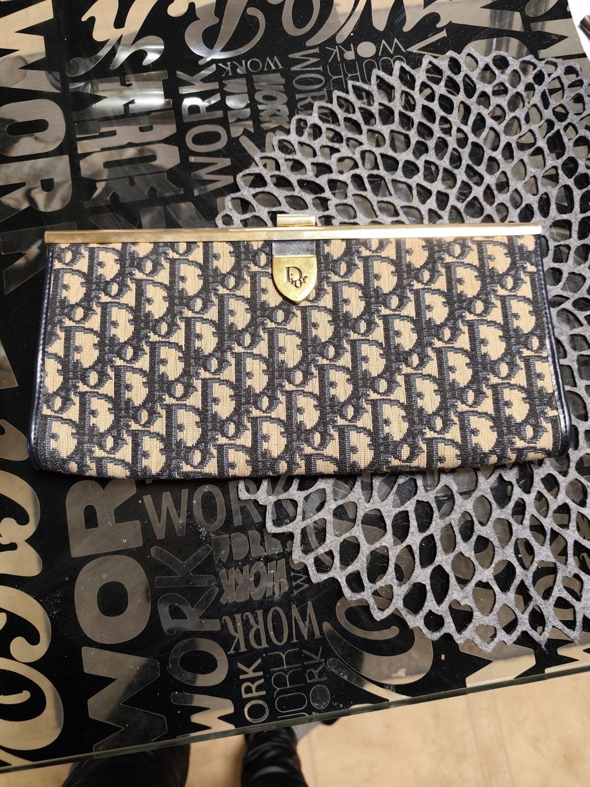pochette Dior vintage, Enlèvement
