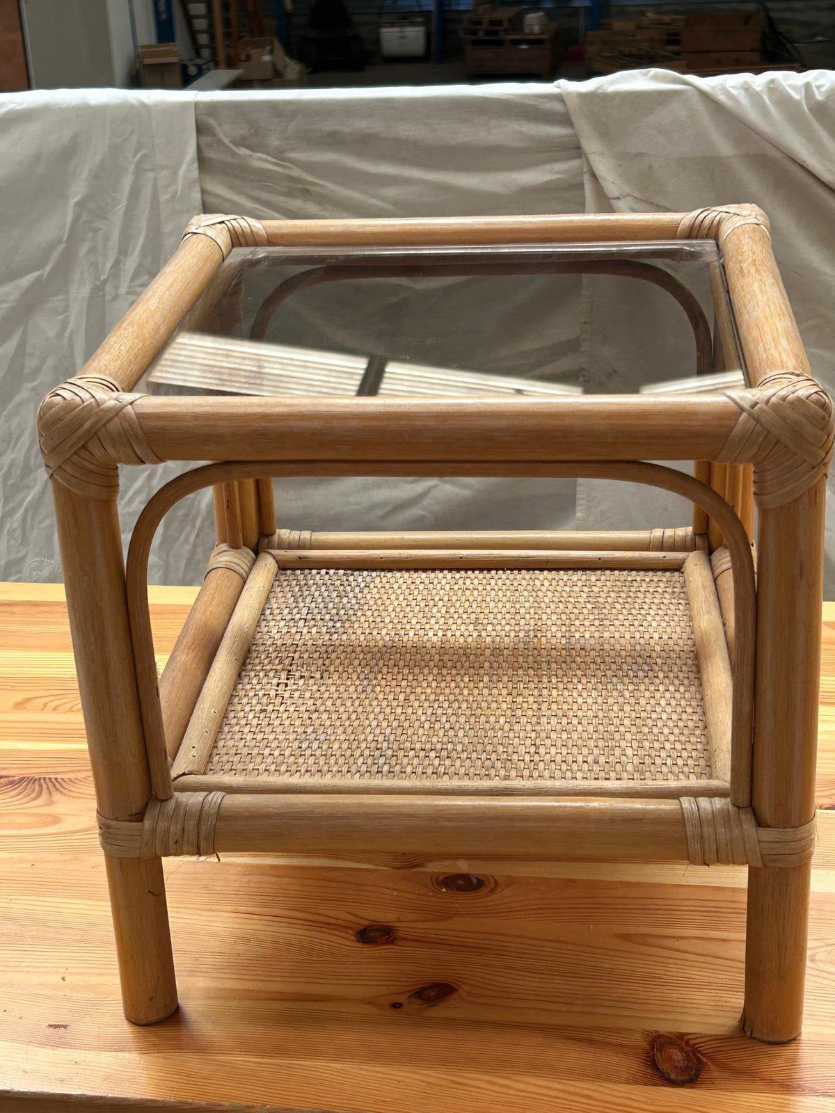 Rotan/bamboe bijzettafel met glazen blad, Huis en Inrichting, Ophalen, Gebruikt