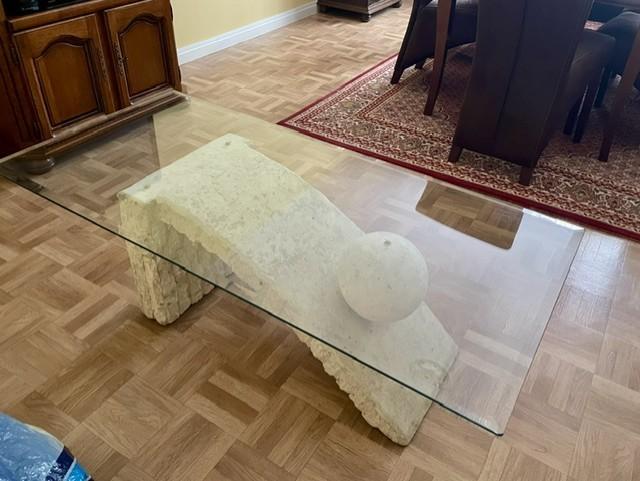 Table basse design vintage en pierre de travertin et verre, Maison & Meubles, 100 à 150 cm, Moins de 50 cm, Comme neuf, Verre