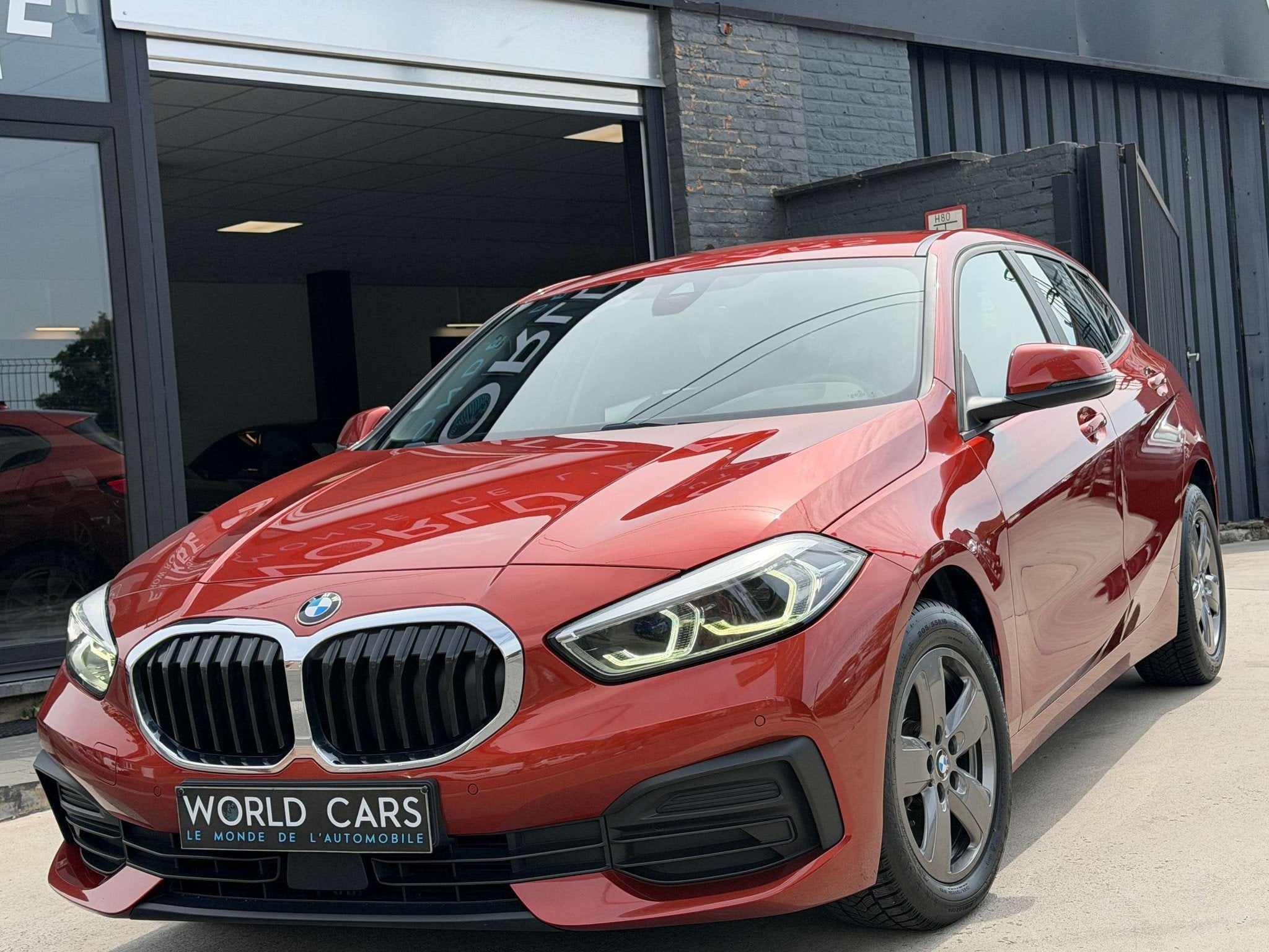 BMW 1 Serie 118 118i OPF XENON - NAVIGATION - CRUISE - APPLE, Auto's, BMW, Gebruikt, Zwart, Overige kleuren, 1365 kg
