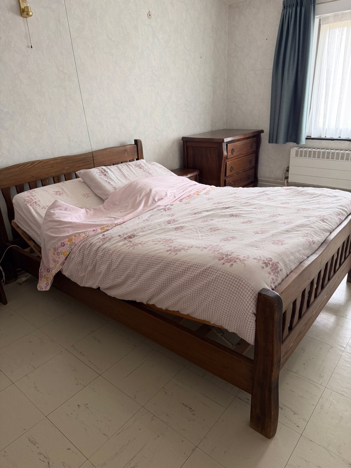 Le ramassage est gratuit, chambre double décente., Maison & Meubles, Chambre à coucher | Lits, 140 cm, Brun, Enlèvement, Utilisé