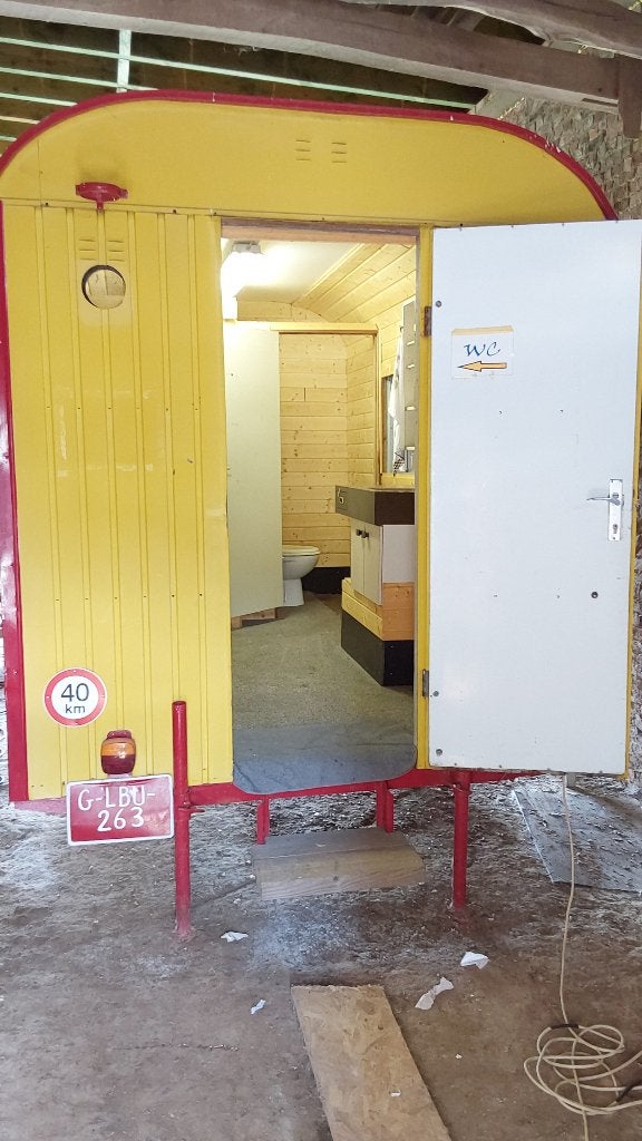 Werfkeet omgebouwd tot toiletwagen/ pipowagen, Ophalen, Zo goed als nieuw