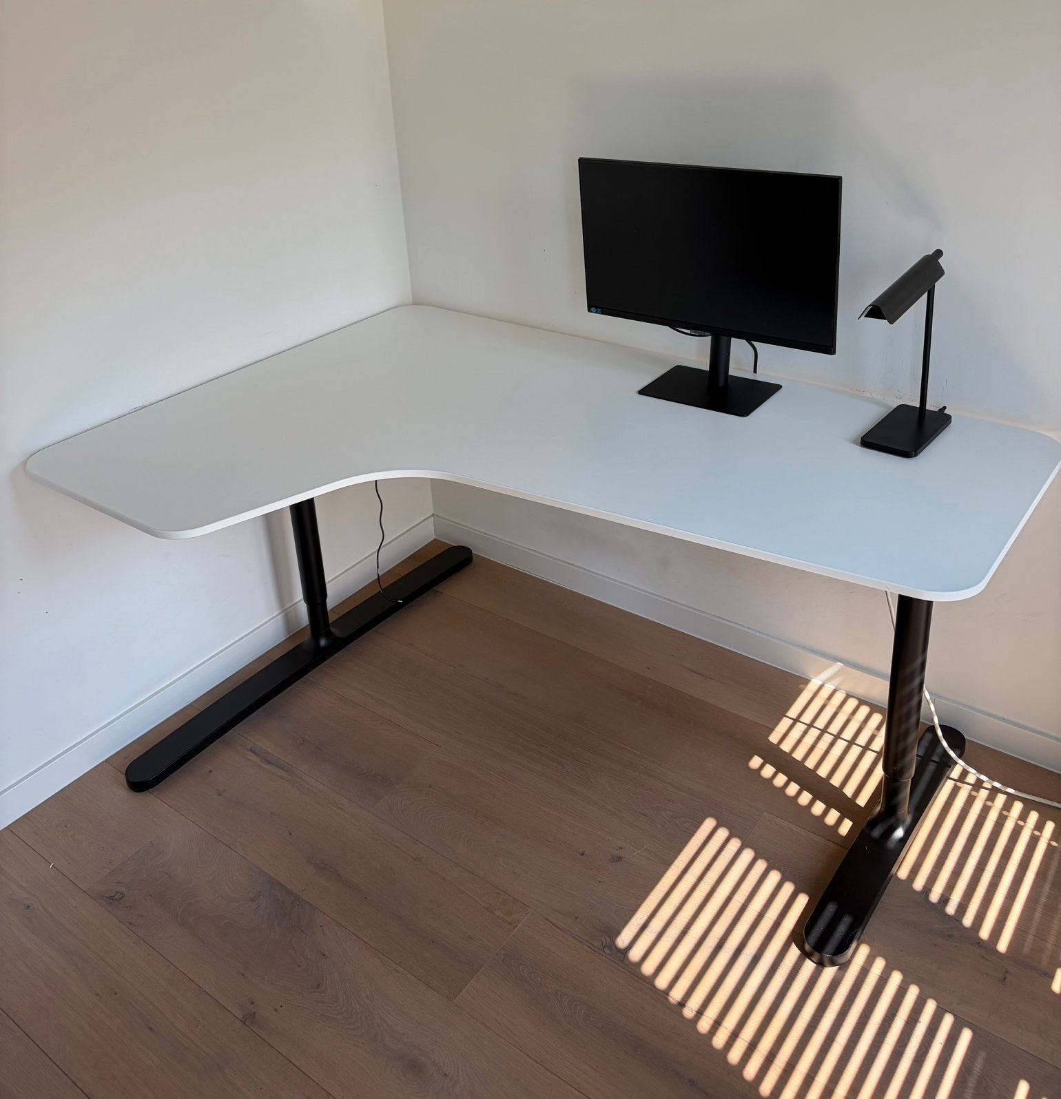 IKEA Bekant hoekbureau / L-vormig bureau 160 cm - wit/zwart, Huis en Inrichting, Ophalen, Hoekbureau, In hoogte verstelbaar, Zo goed als nieuw