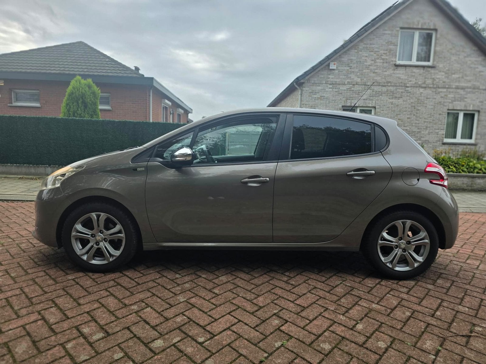 Peugeot 208 1.4 hdi 166000 km 1e hands 05/2015 euro5b, Euro 5, 50 kW, 4 cilinders, Verwarmde buitenspiegels