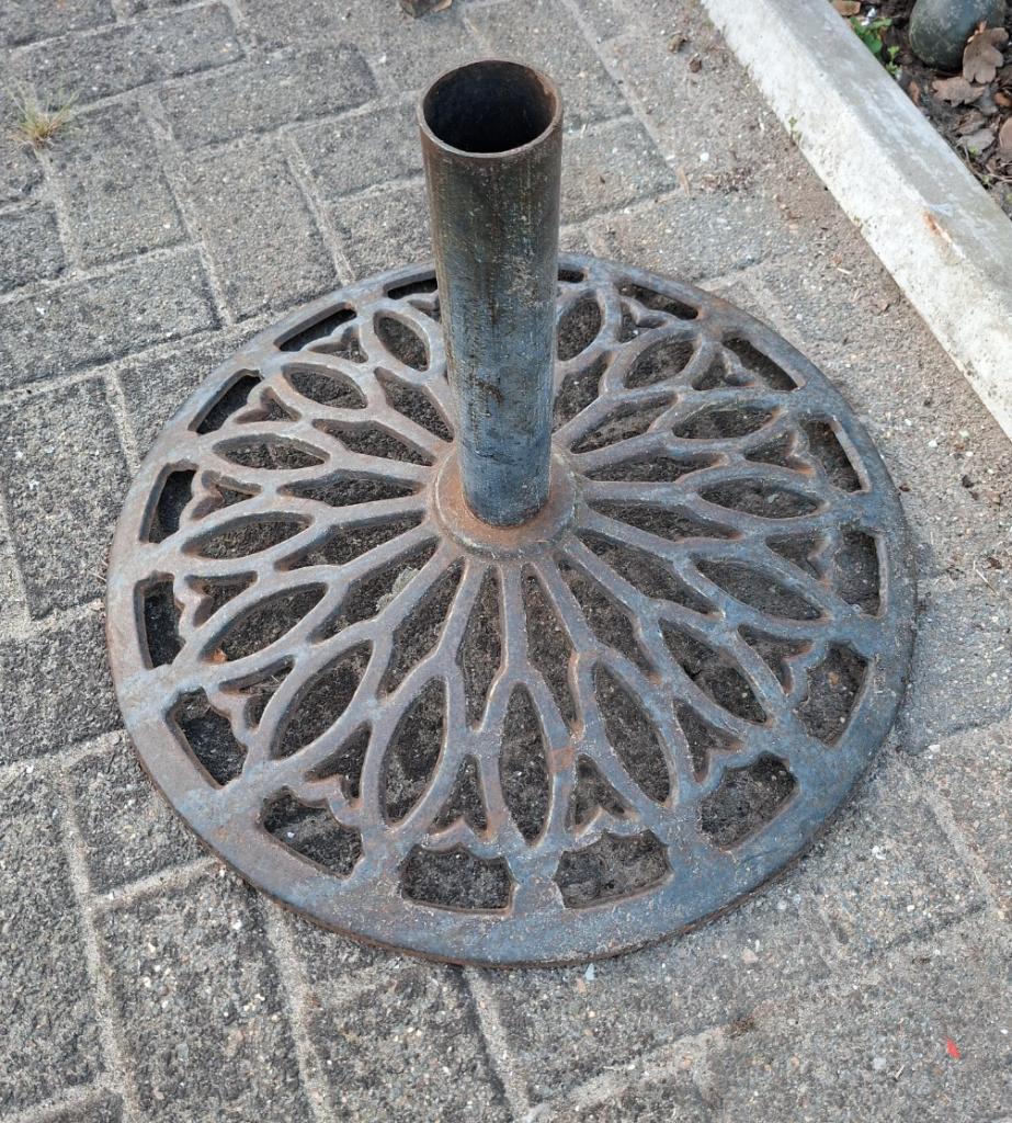 ZWARE FRANSE GIETIJZER PARASOL VOET     Diameter 70 cm, Tuin en Terras, Ophalen of Verzenden, Gebruikt, Minder dan 1 meter, Parasolvoet