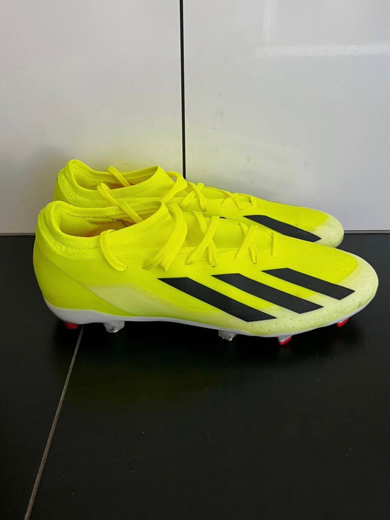 Crampons de foot fluo Adidas Taille 44, Ophalen, Zo goed als nieuw