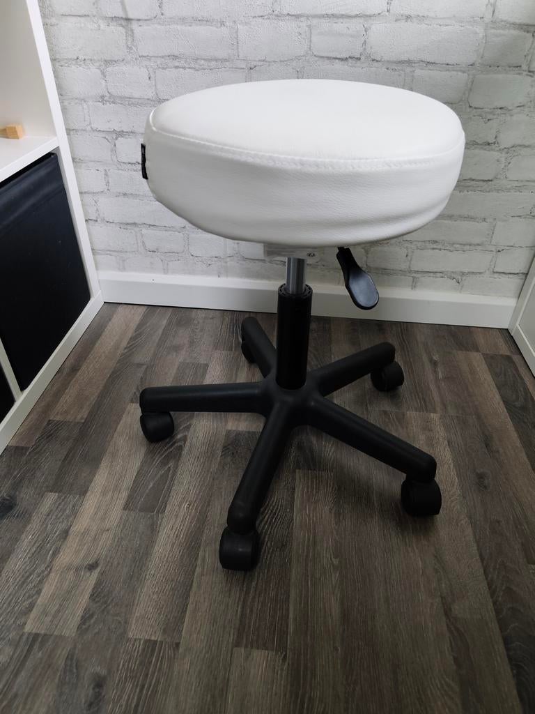 Witte bureau kruk, Ophalen