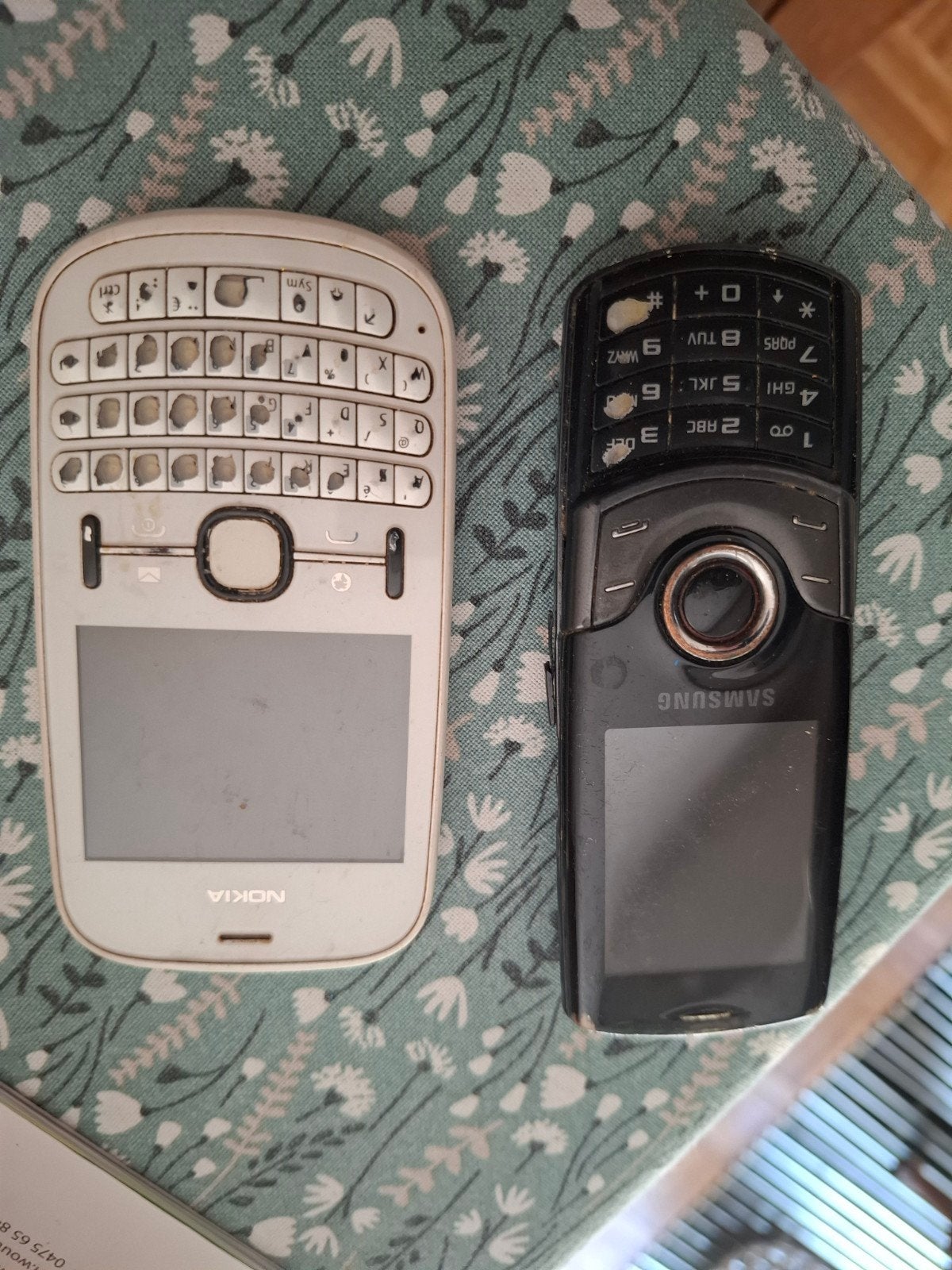 2 oude games 1 witte Nokia (gebruikt) en 1 zwarte Samsung (e, Télécoms, Enlèvement, Noir