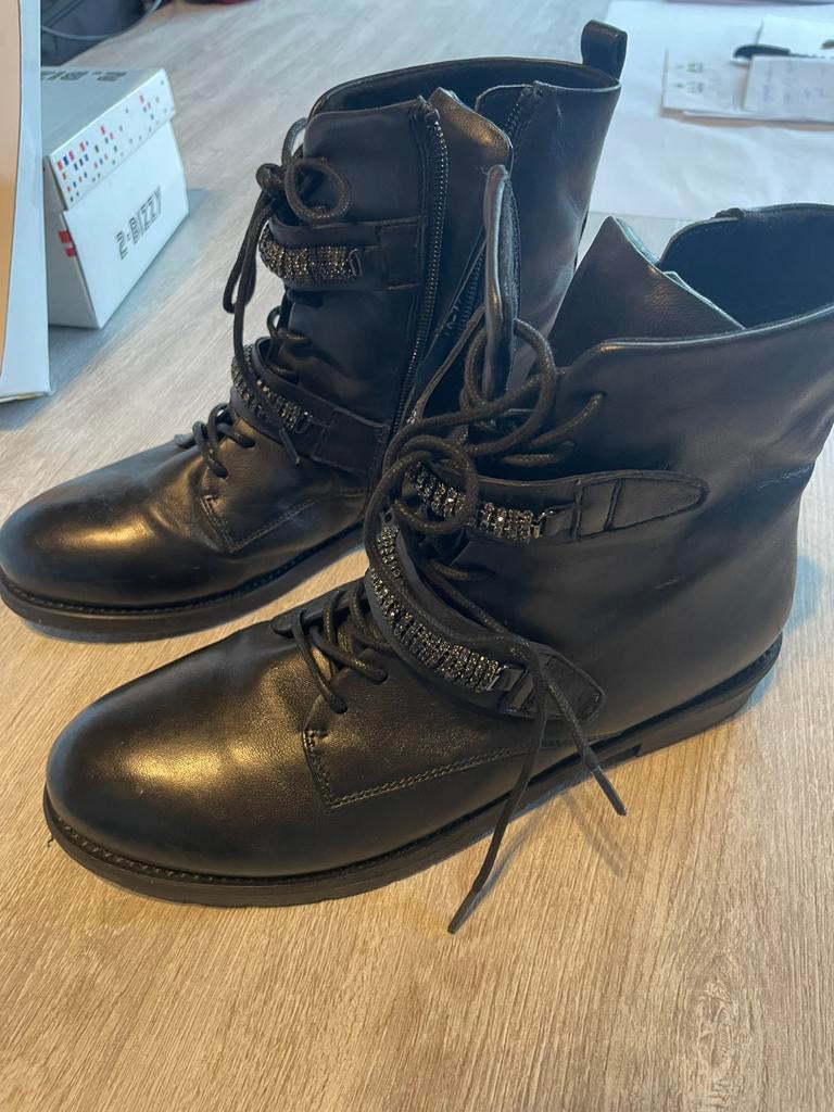 Vrouwenschoenen 40, Ophalen