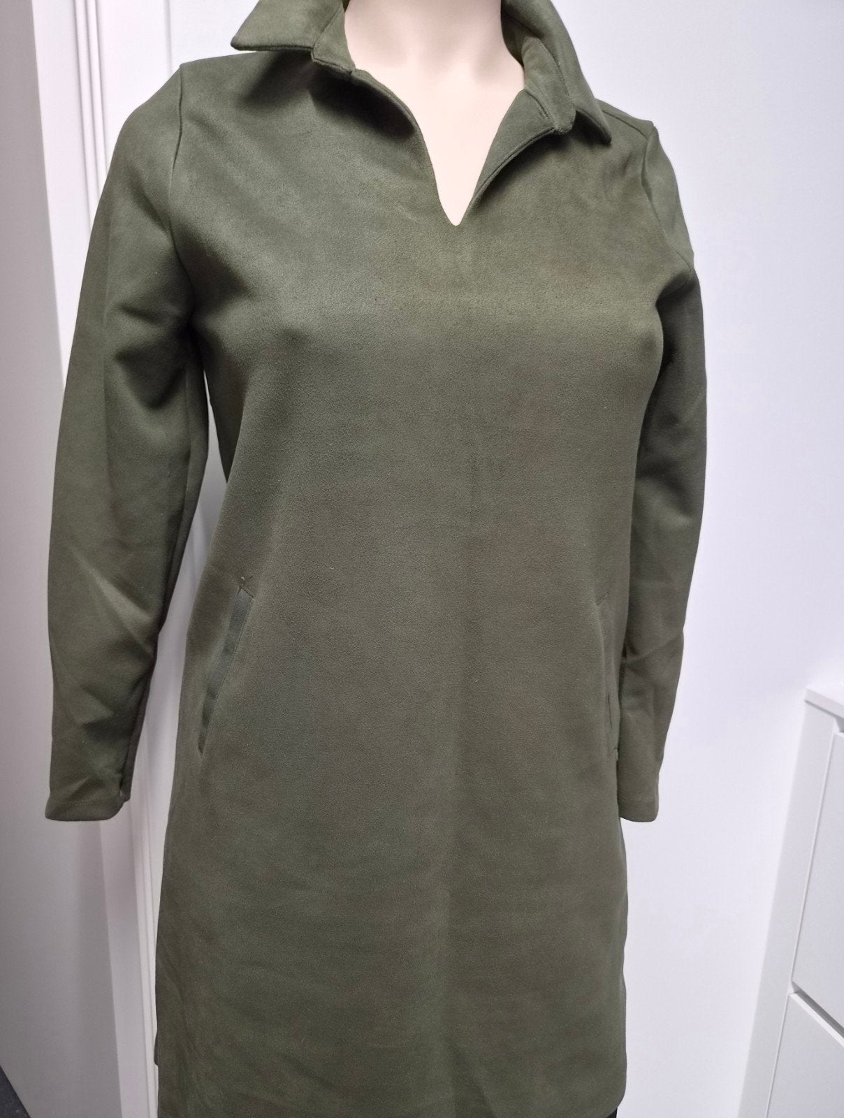 Nieuwe suedine jurk kaki!, Kleding | Dames, Jurken, Maat 38/40 (M), Verzenden, Nieuw, Onder de knie