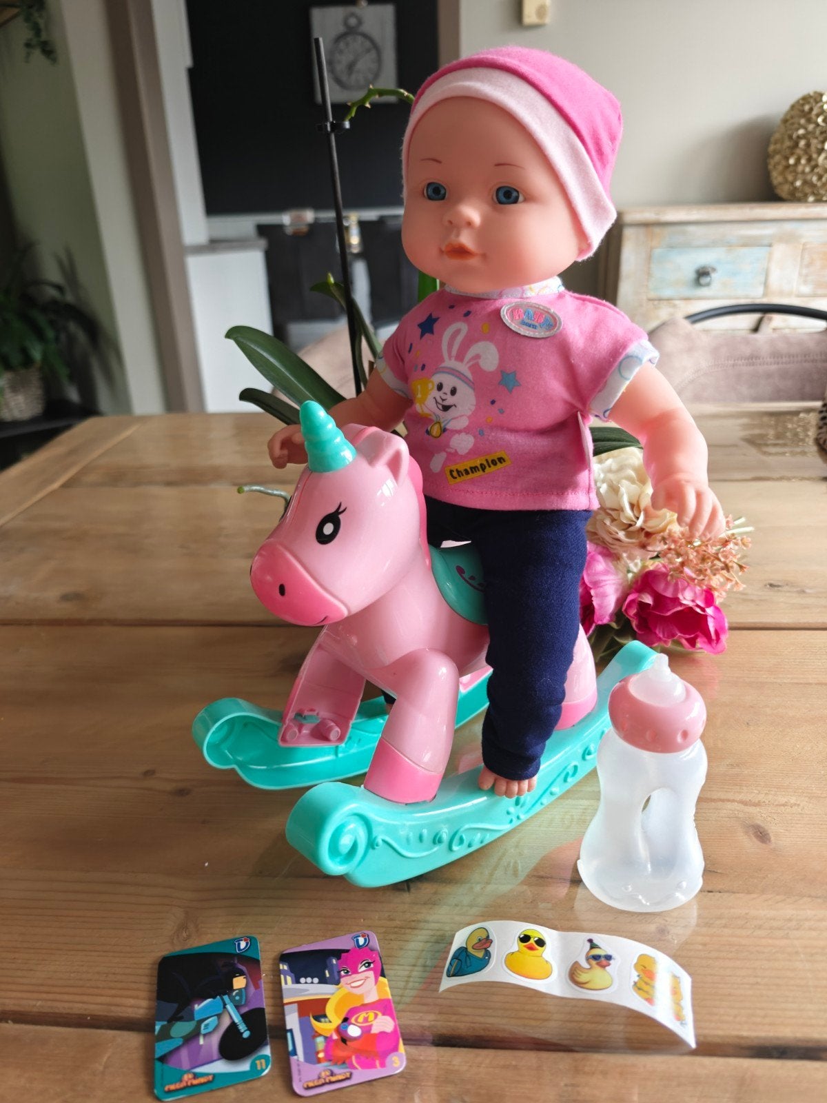 popje met paardje en accessoires, zie foto's., Ophalen of Verzenden, Gebruikt, Babypop