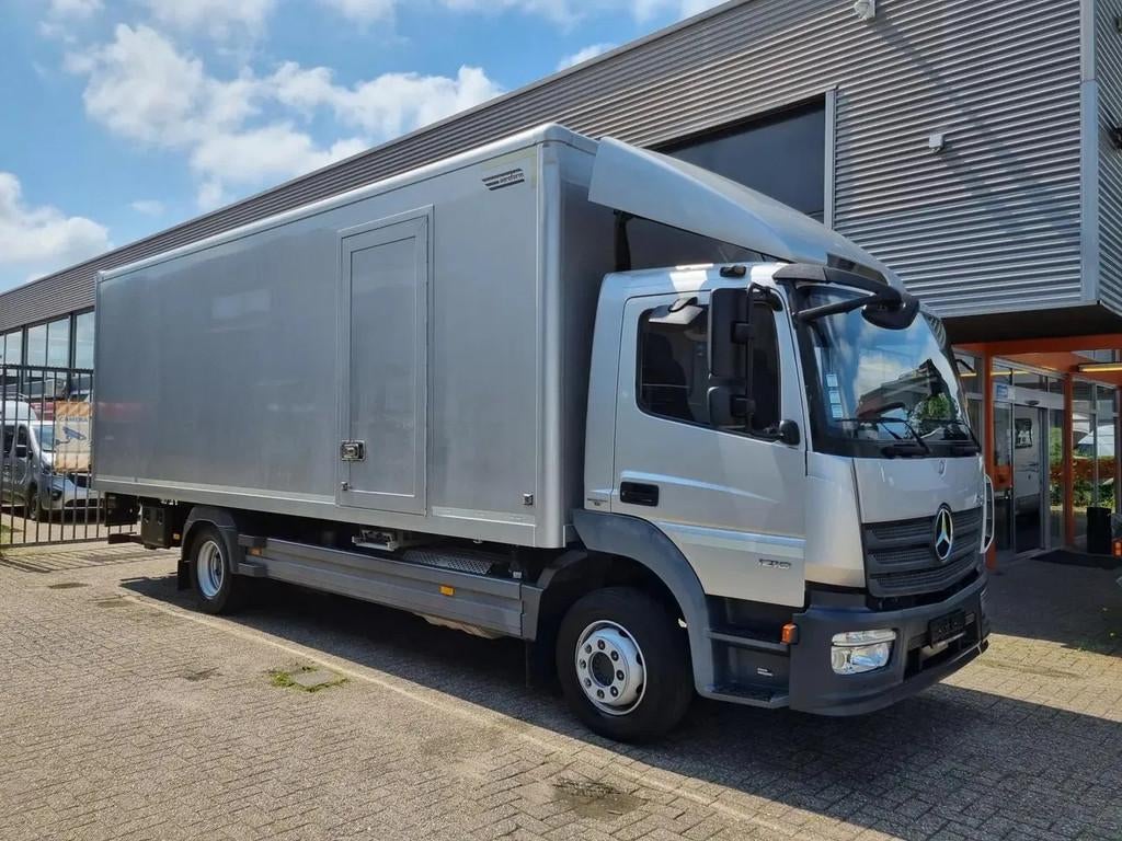 Mercedes-Benz Atego 1218 Koffer/ Ladebordwand/ Airco/ Grau M, Auto's, Automaat, Bedrijf, Diesel, Te koop