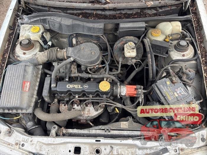 Motor van een Opel Astra, Gebruikt, -, -, Opel