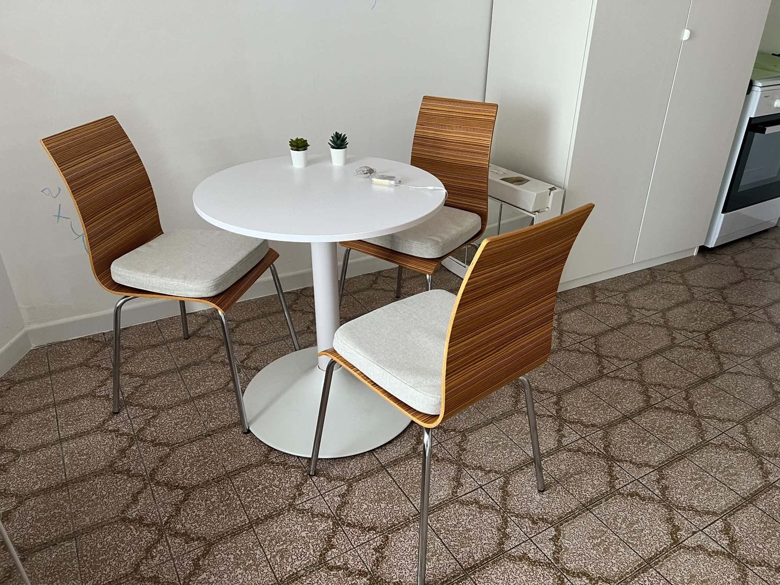 A vendre chaises plus table ronde, Enlèvement, Comme neuf
