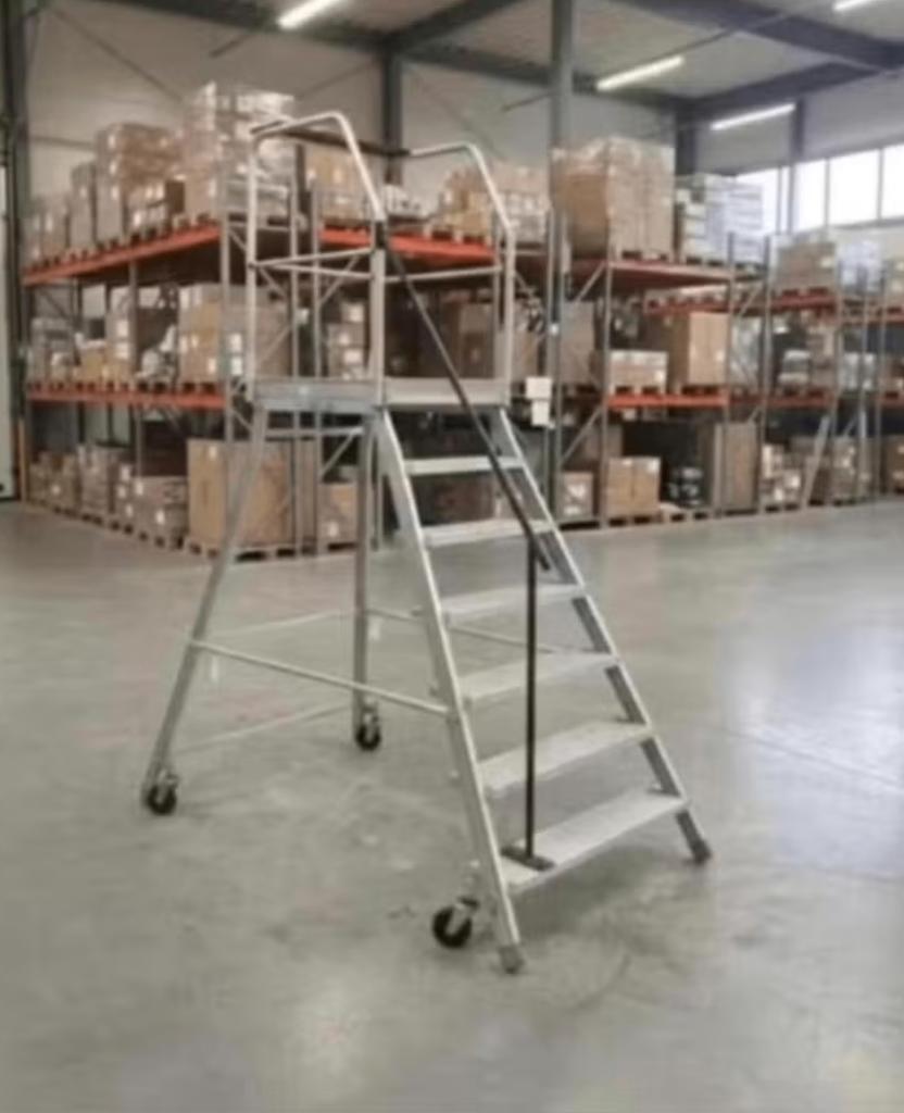 Professionele Platformtrap – Werkhoogte 1,70m, Doe-het-zelf en Bouw, Ladders en Trappen, Ophalen, Gebruikt, Trap