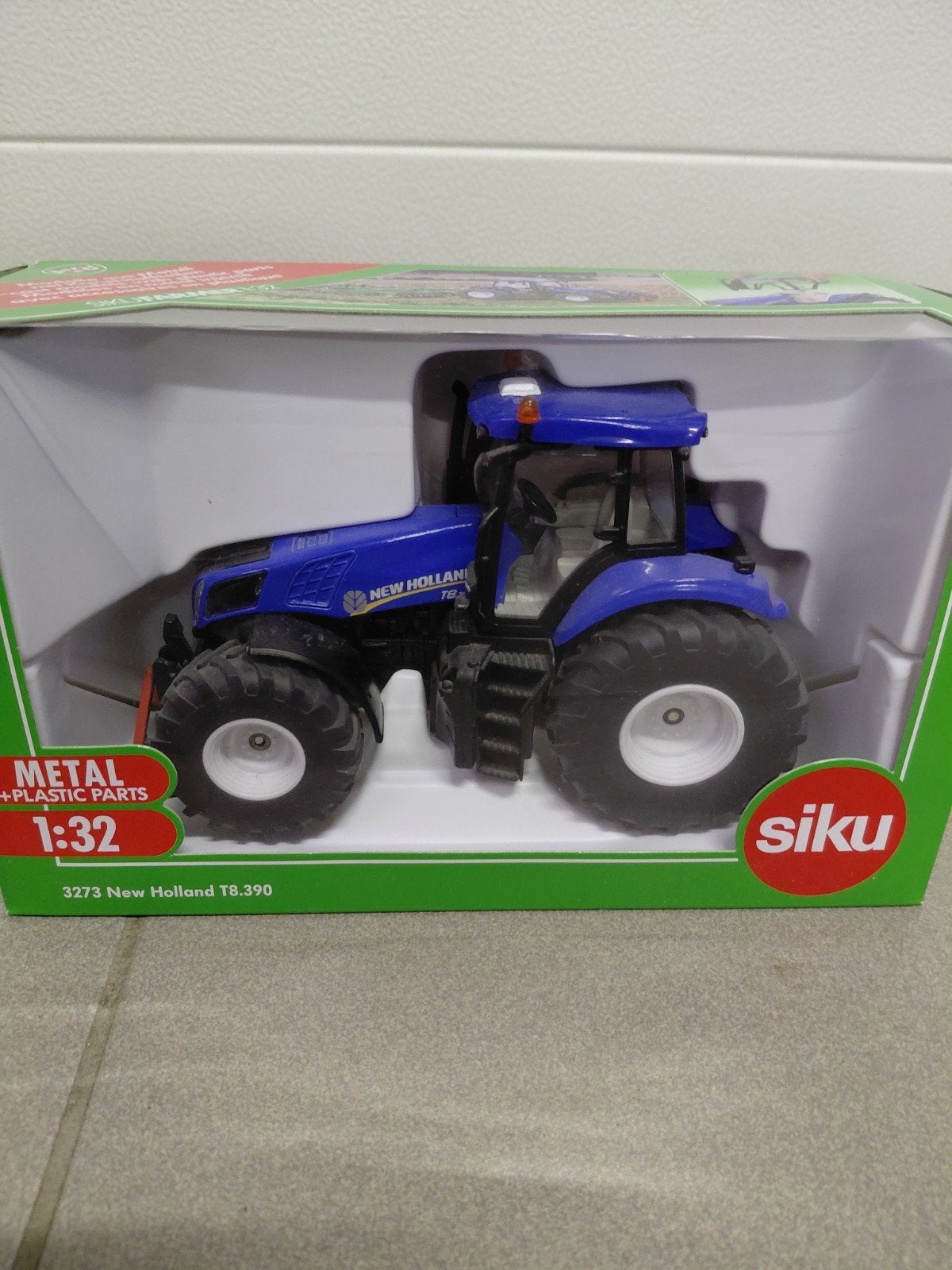 siku New Holland T8.390.   3273, Ophalen of Verzenden, Zo goed als nieuw, Tractor of Landbouw, SIKU