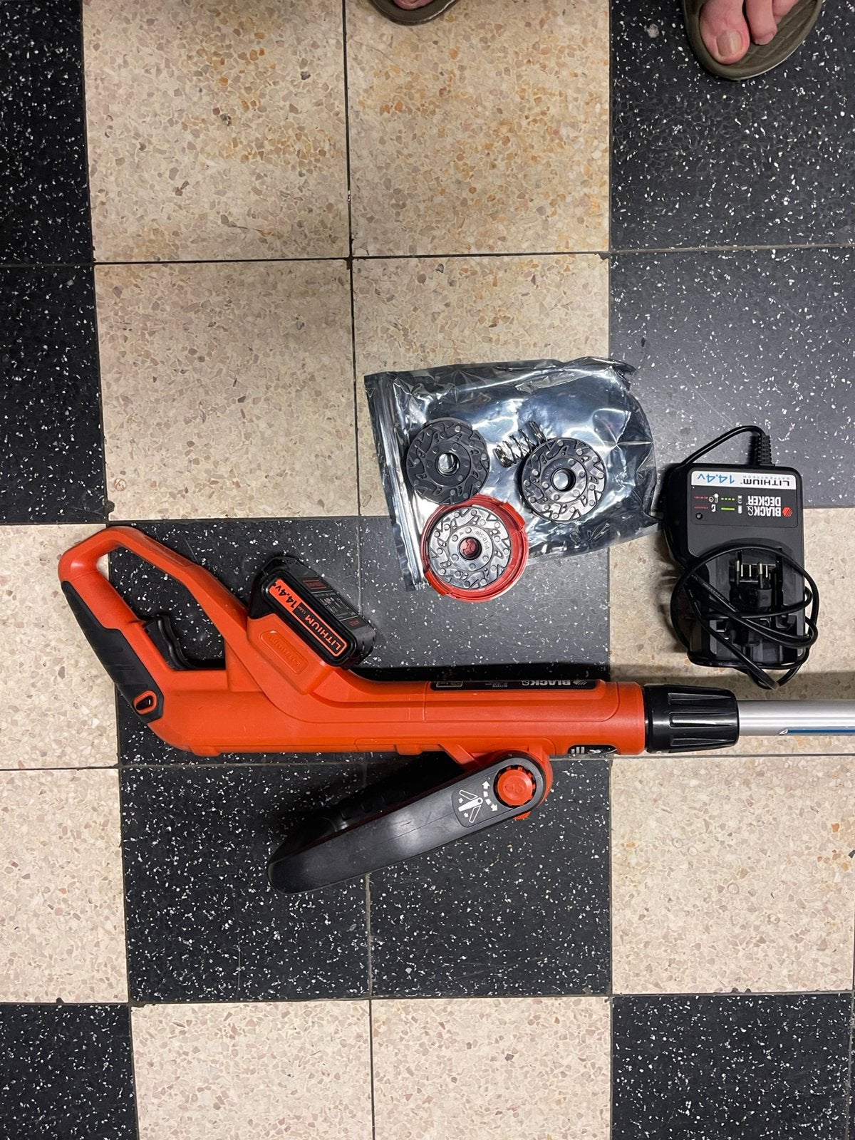 Débroussailleuse Black & Decker sans fils, Enlèvement, Utilisé, Batterie