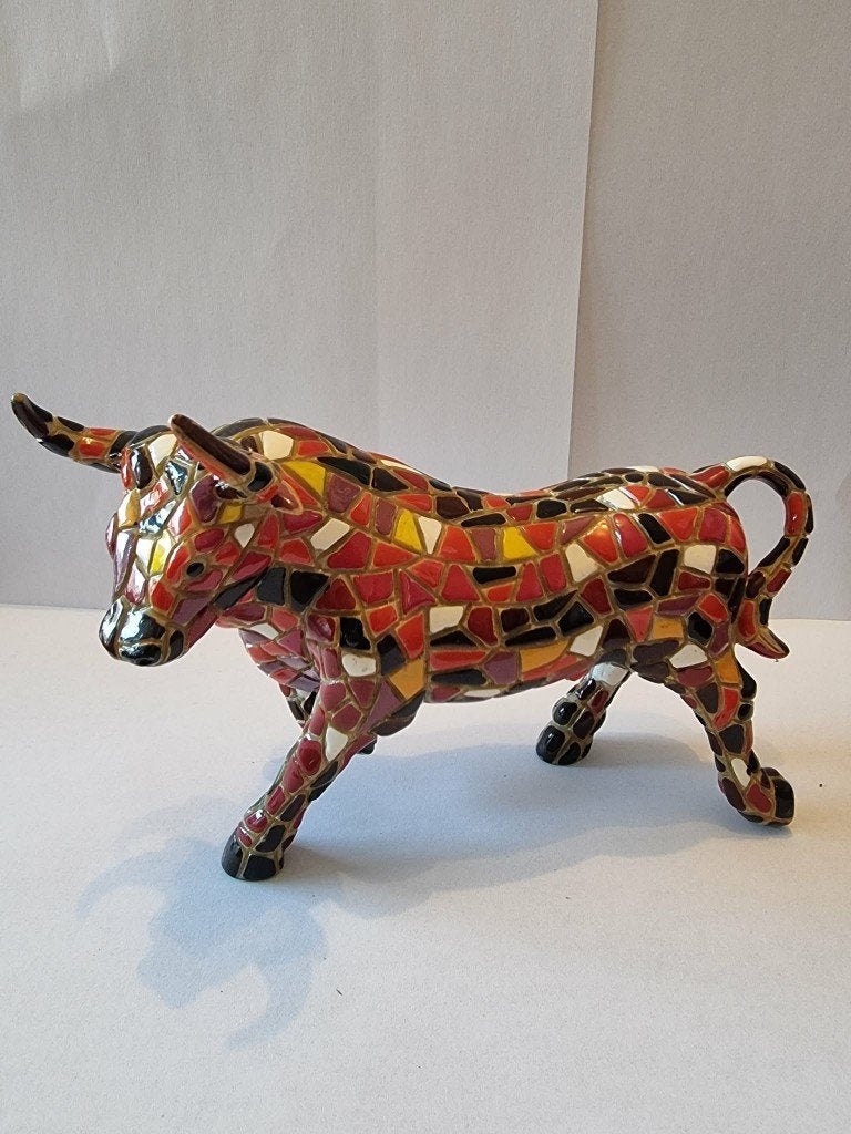 Statue de taureau en mosaïque colorée - Style espagnol Gaudí, Enlèvement ou Envoi, Comme neuf, Animal
