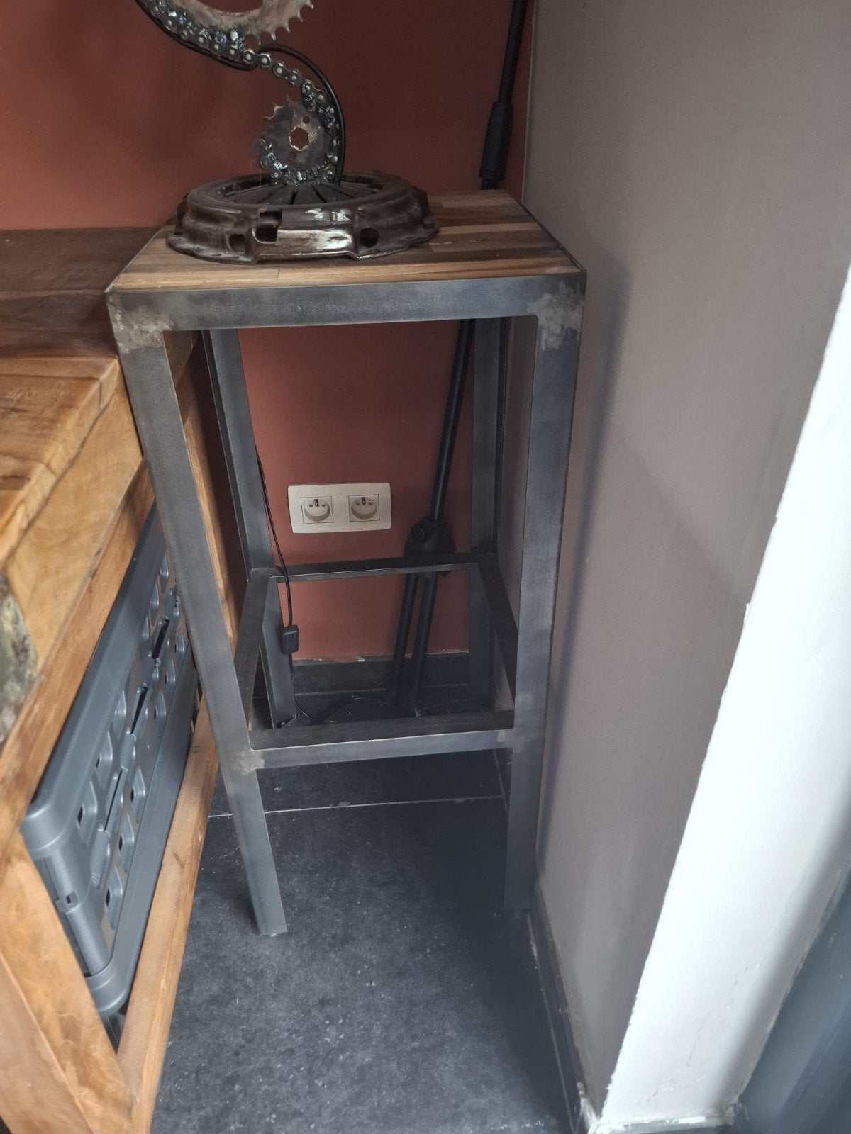 Hoog smal bijzettafeltje, Ophalen