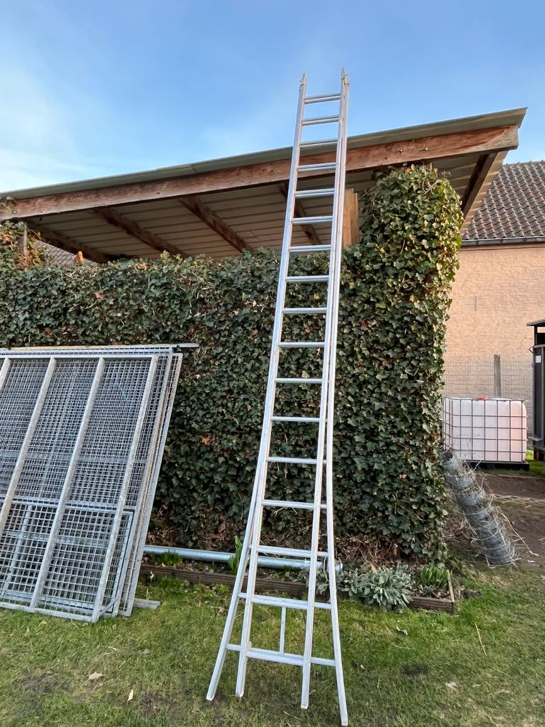 Grote aluminium ladder ( 2 x 17 treden), Doe-het-zelf en Bouw, Ladders en Trappen, Ophalen, Zo goed als nieuw, Ladder