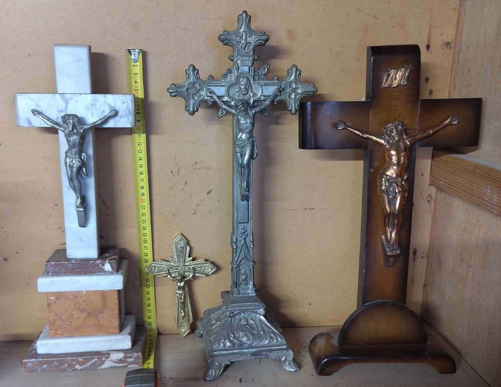 4x Antieke crucifix in verschillende materialen, Antiek en Kunst, Ophalen