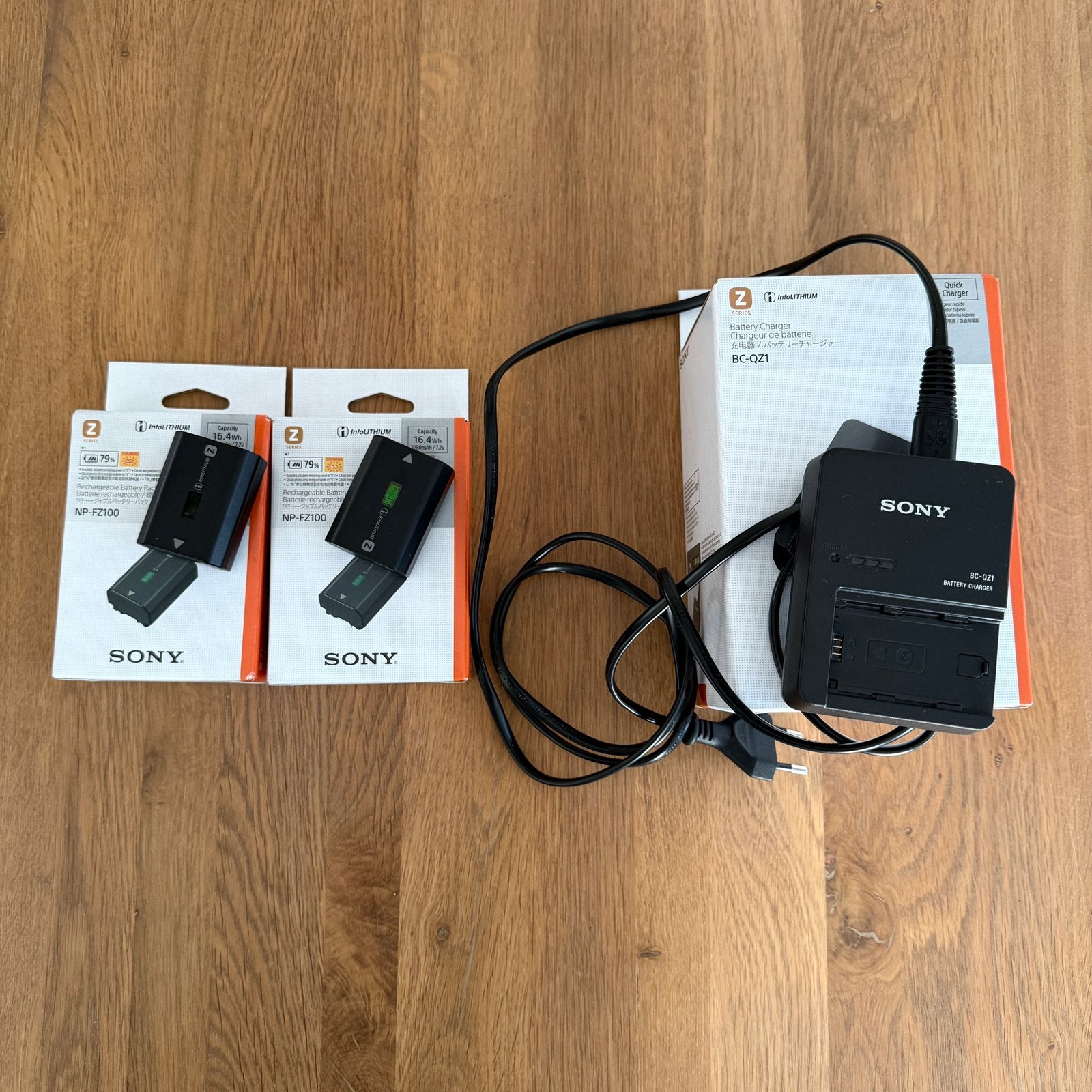 Sony: 2x NP-FZ100-batterijen + BC-Q21-oplader (nieuwstaat), Sony, Sony, Opladen via netstroom, Zo goed als nieuw