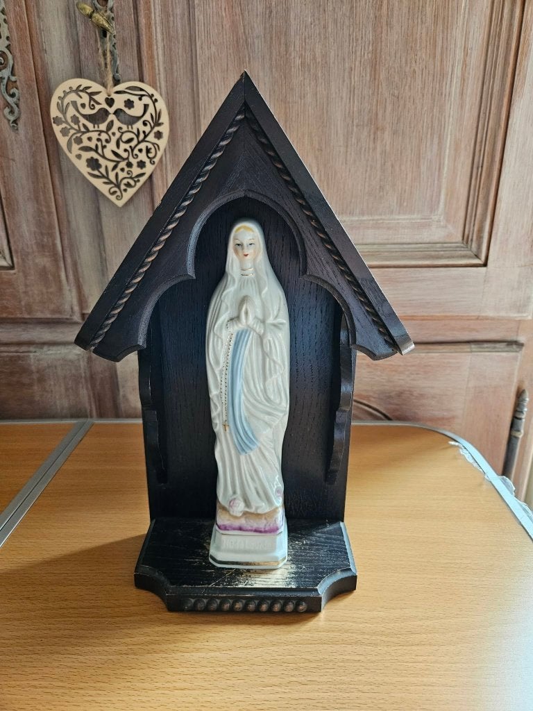 Onze-Lieve-Vrouw van Lourdes in kapelletje, Antiek en Kunst, Ophalen
